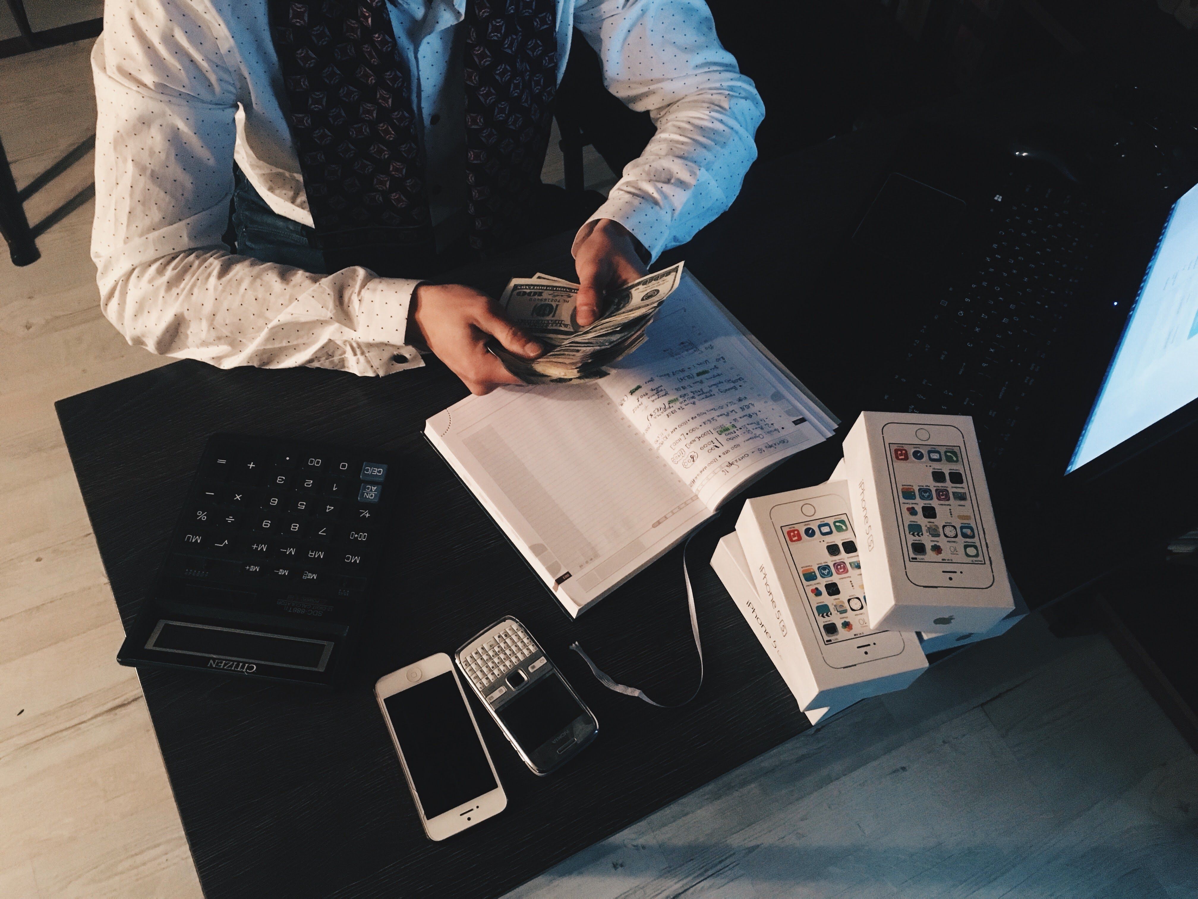 Emprendedor consultando por su monotributo desde el celular antes de contratar un estudio contable en Buenos Aires