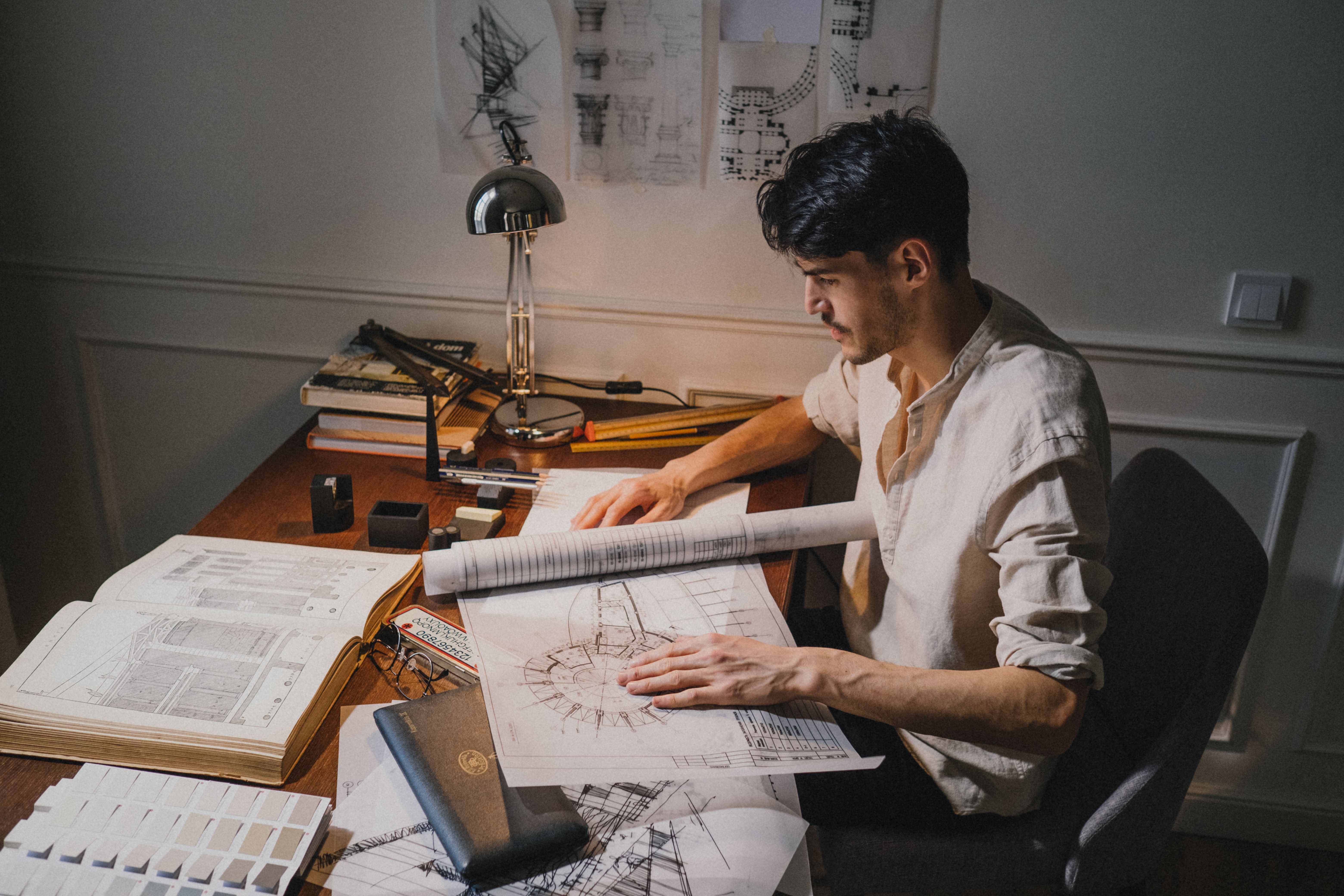 Arquitecto trabajando sobre planos de un proyecto en un estudio de Buenos Aires