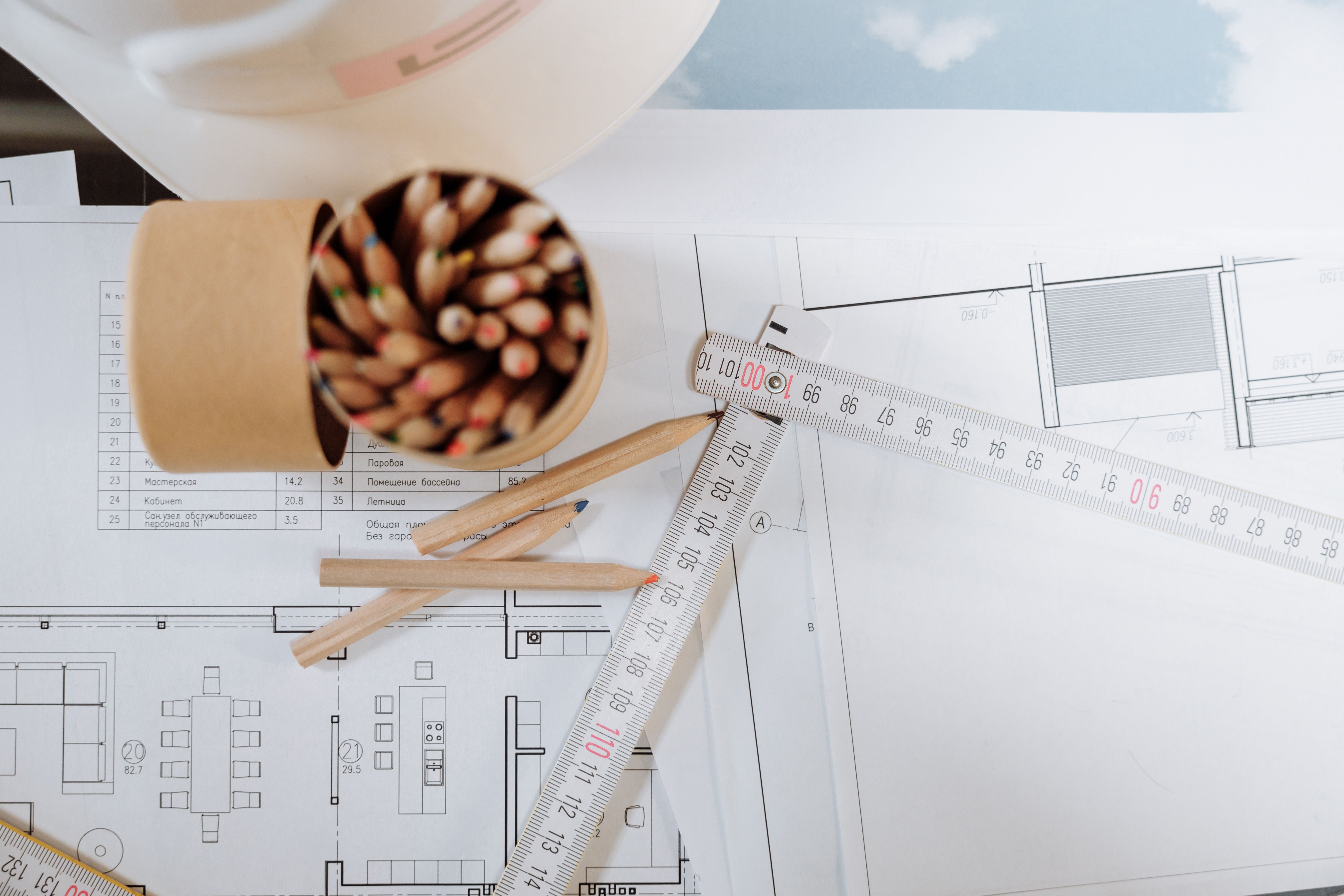Maqueta y planos de un proyecto arquitectónico sobre la mesa de un estudio porteño