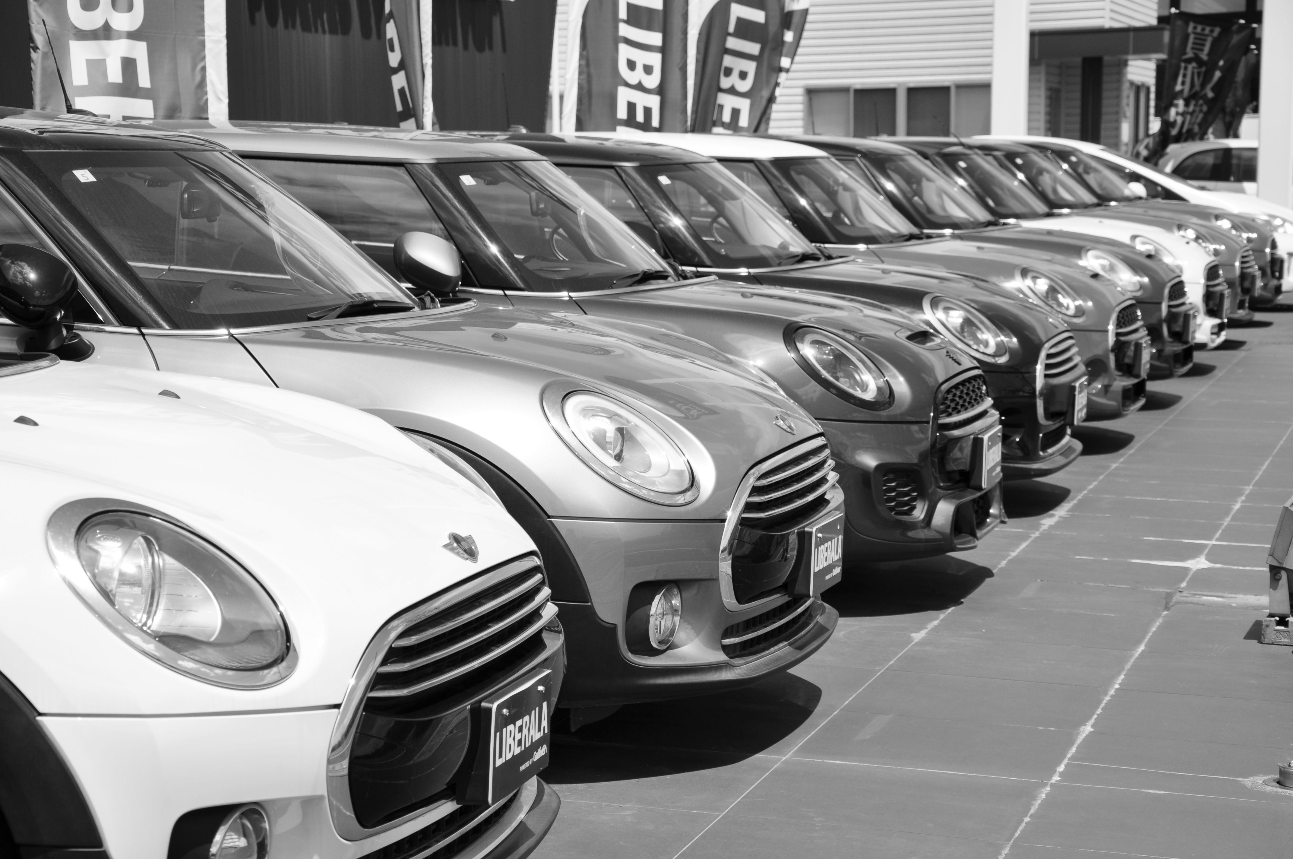 Entrega de un auto 0km con las llaves a un cliente en el salón de una concesionaria de Buenos Aires