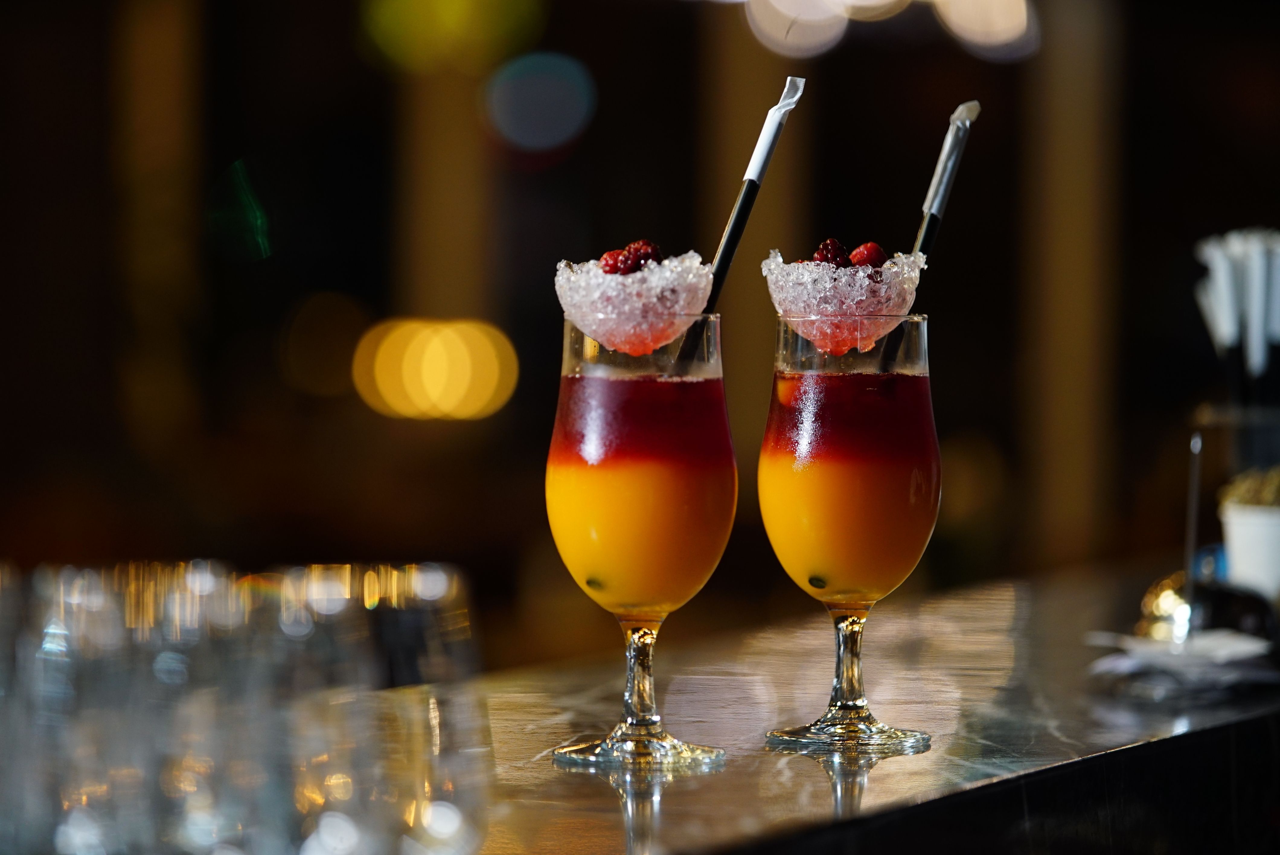 Barra de un cocktail bar porteño de noche con tragos de autor y luces cálidas en Palermo, Buenos Aires