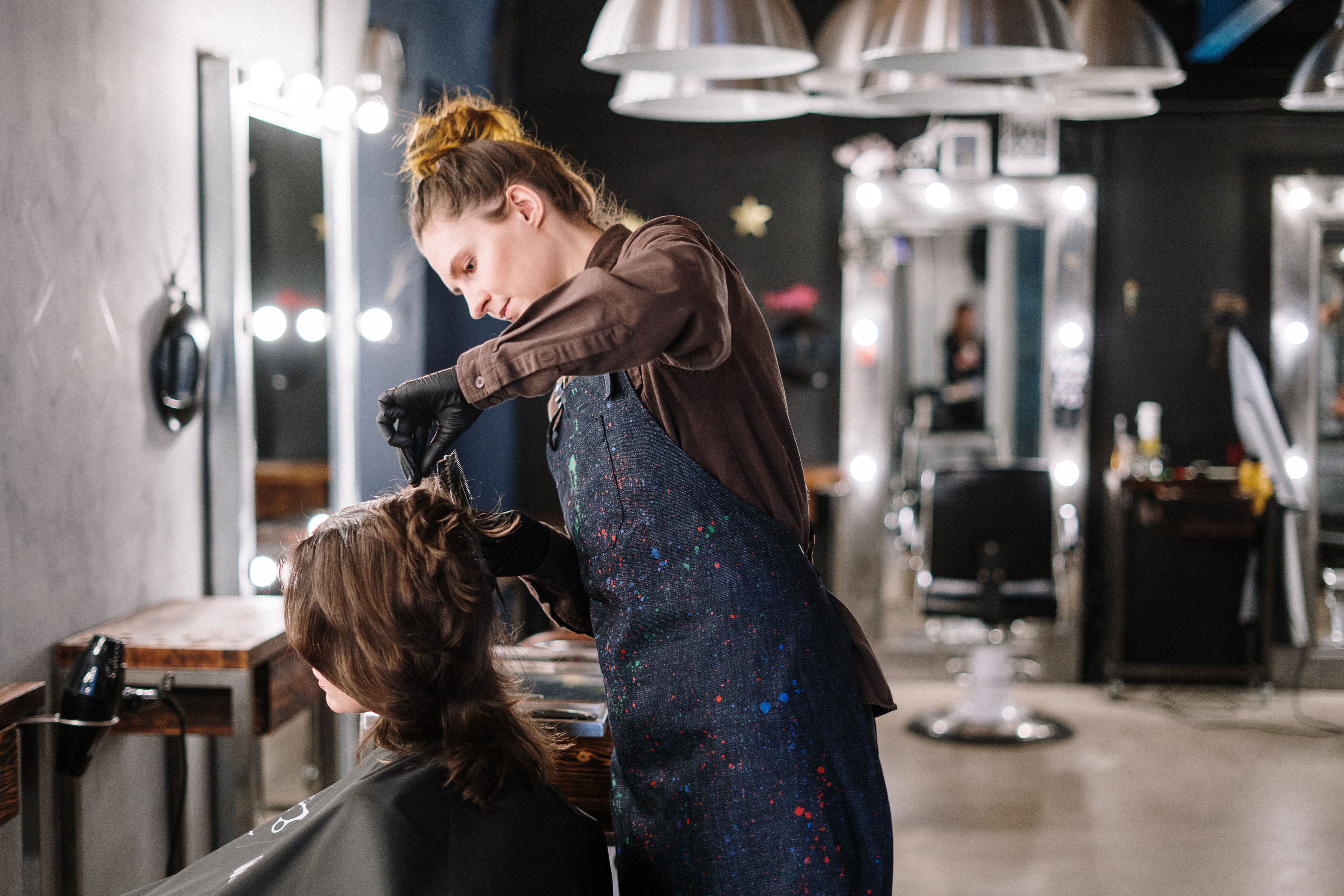 Estilista realizando un corte y peinado a una clienta en un salón de belleza de Buenos Aires