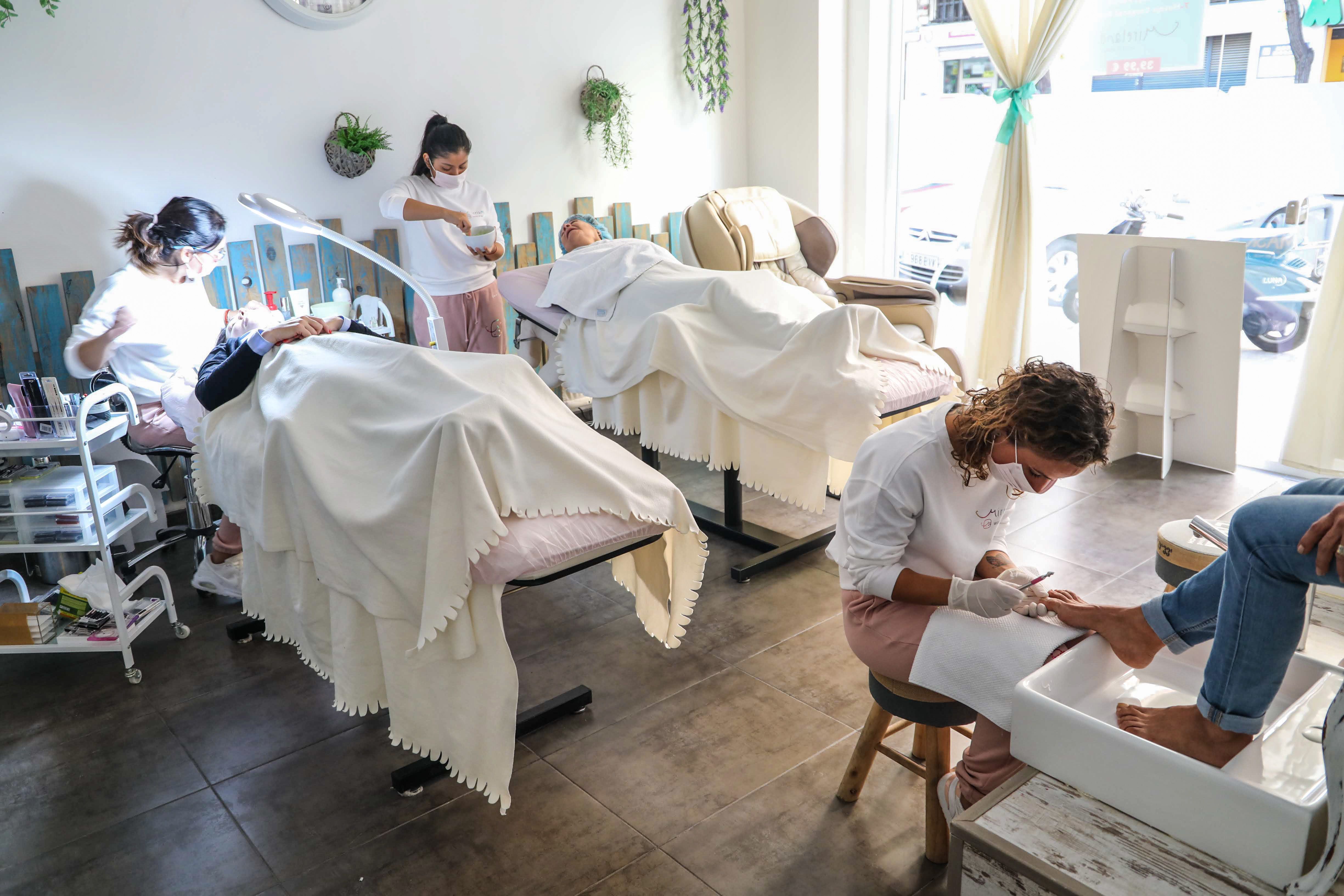 Interior de una peluquería moderna en Buenos Aires con estaciones de peinado y buena iluminación