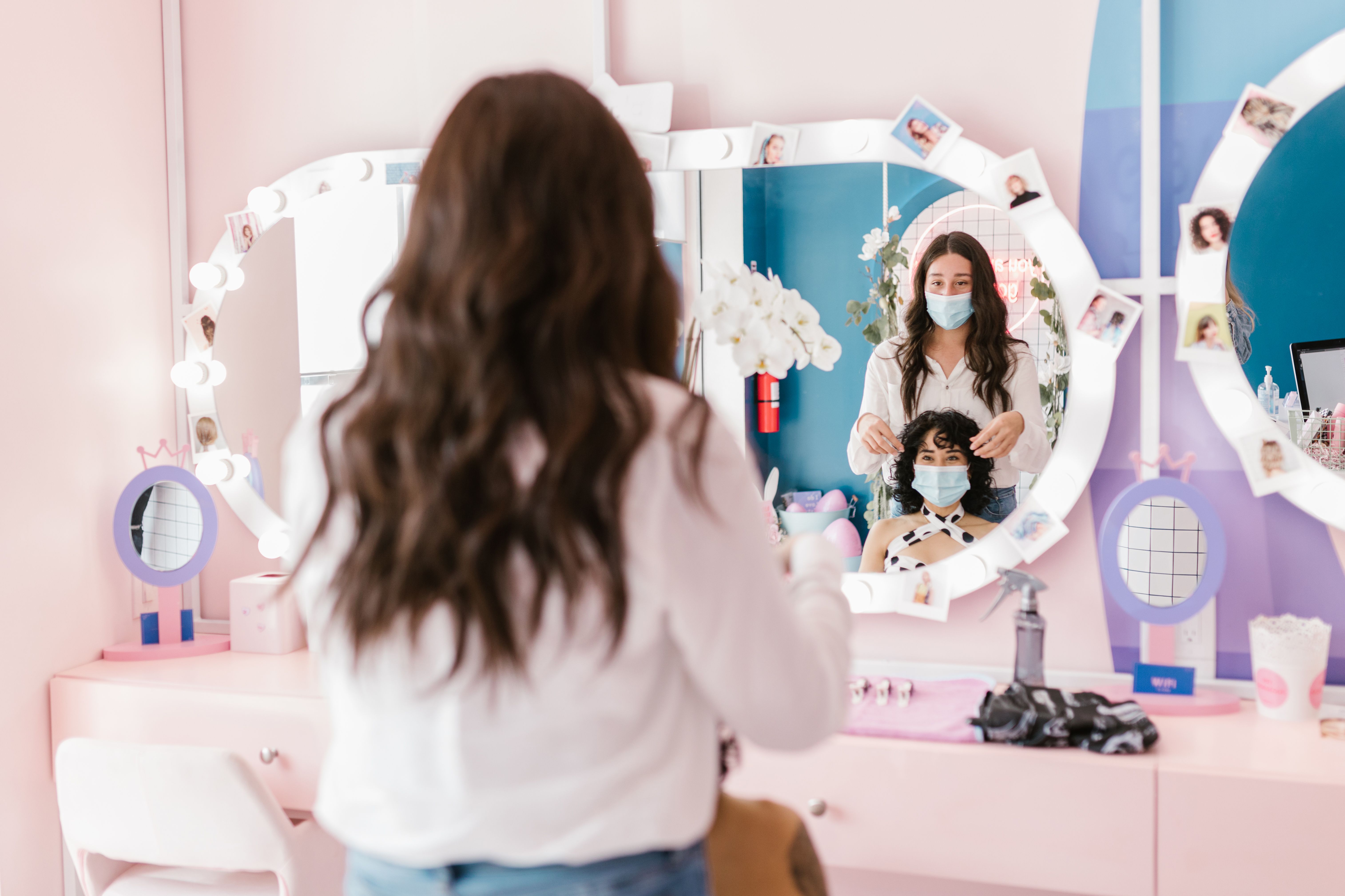 Clienta recibiendo un servicio de manicura y esmaltado semipermanente en un salón de belleza de Buenos Aires
