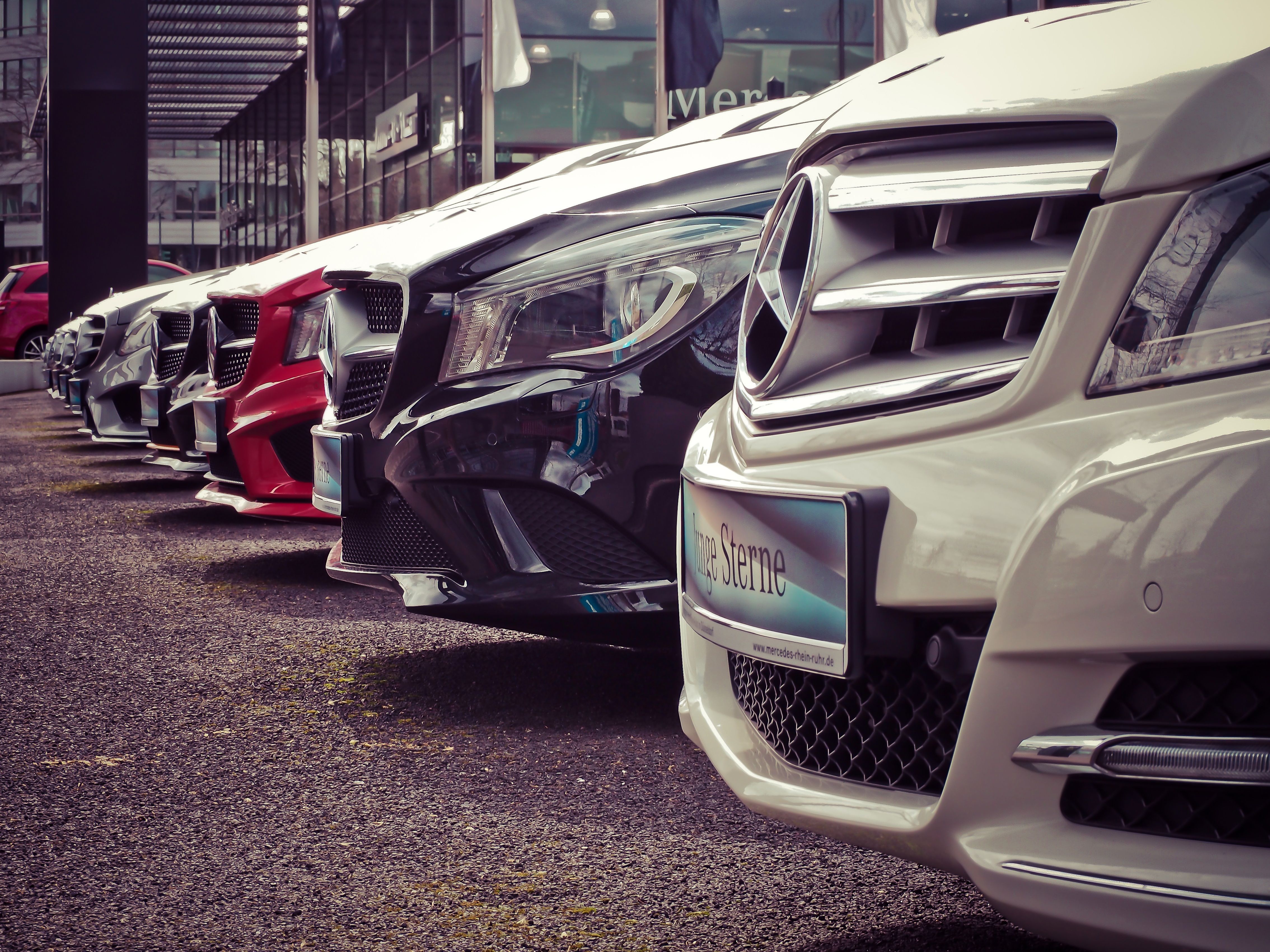 Flota de autos de alquiler estacionada en una sucursal de rent a car en Buenos Aires lista para entregar a los clientes