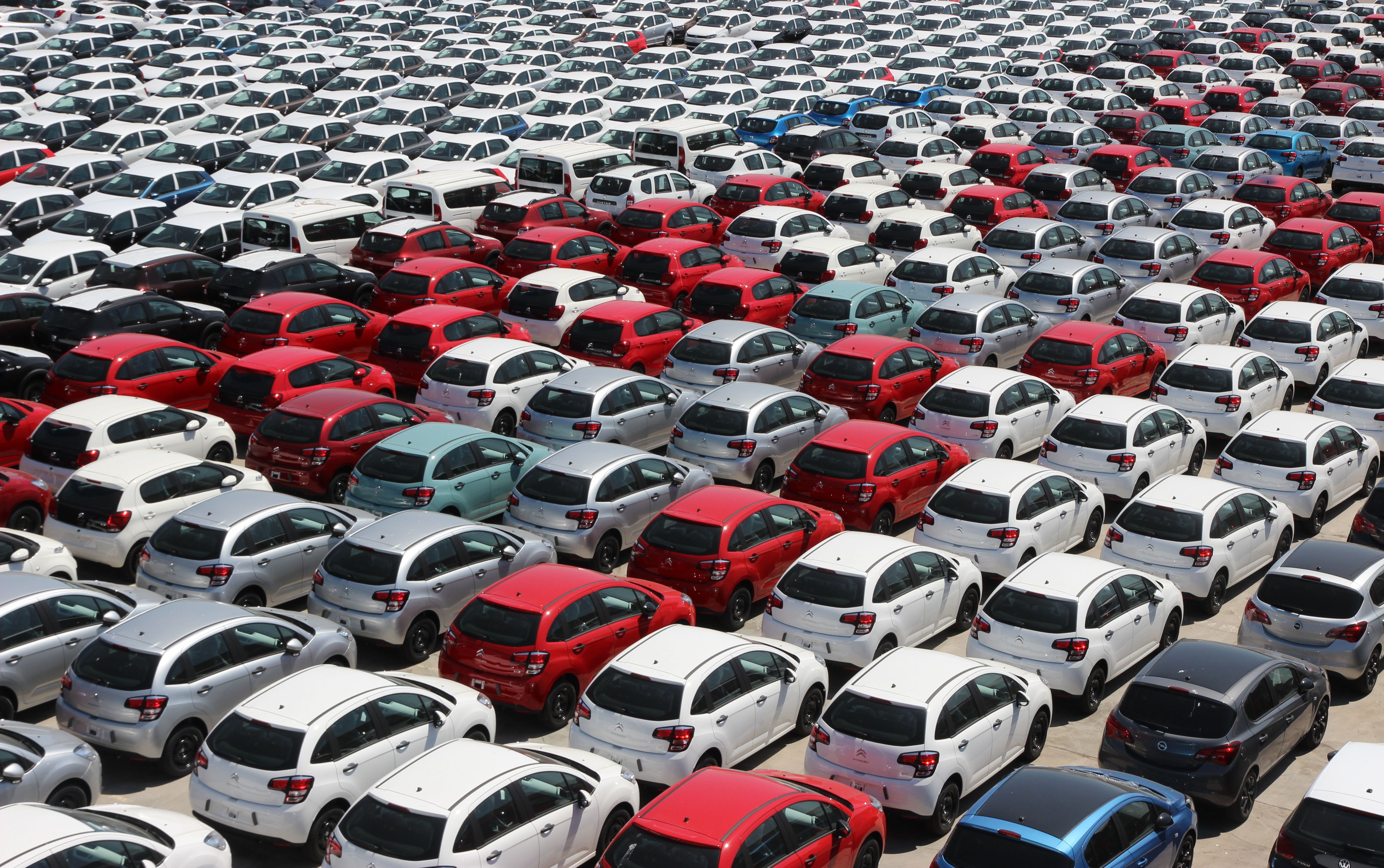 Cliente recibiendo las llaves de un auto de alquiler en el mostrador de una empresa de rent a car en Buenos Aires