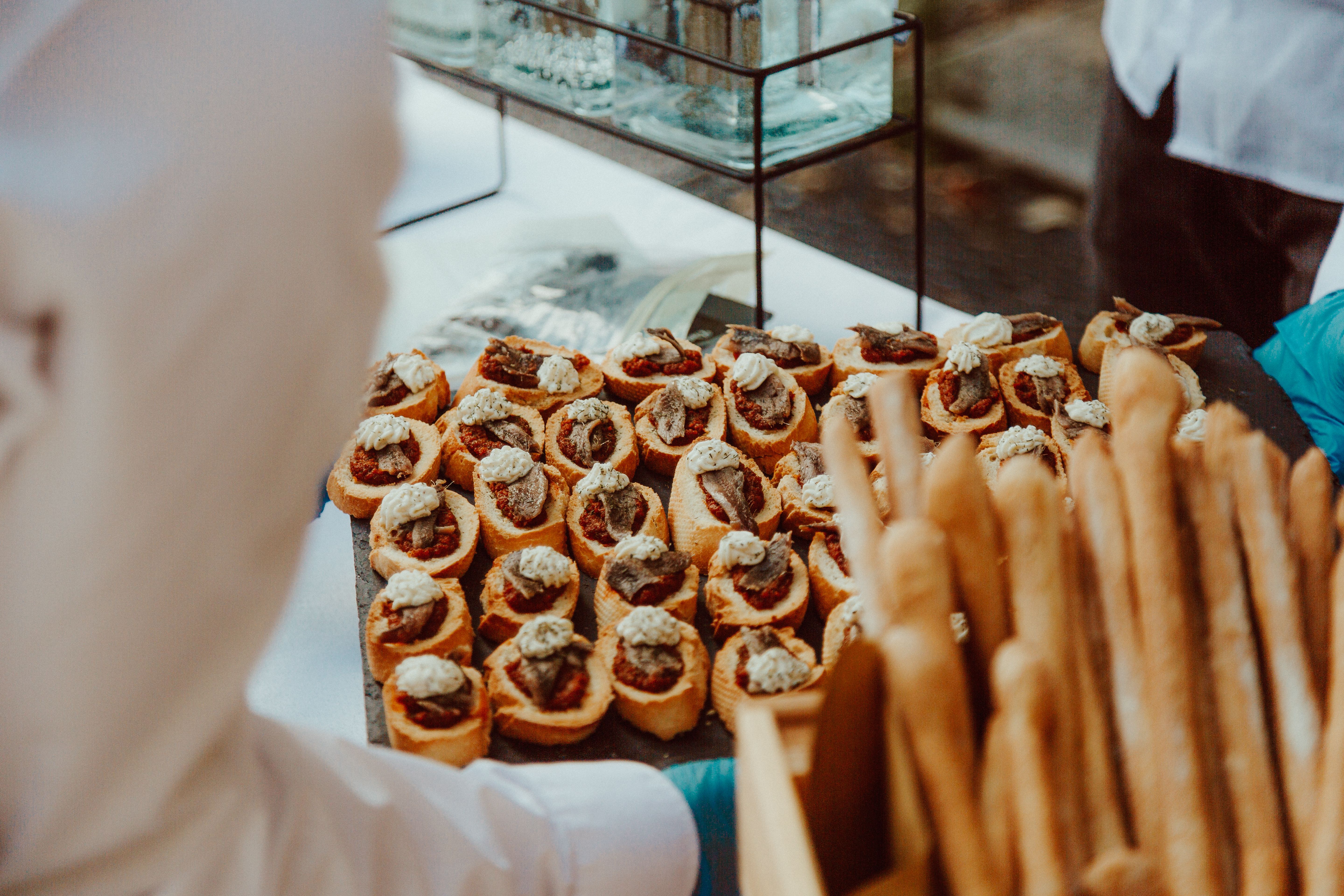 Mesa de catering montada con canapés y bebidas para un evento en Buenos Aires