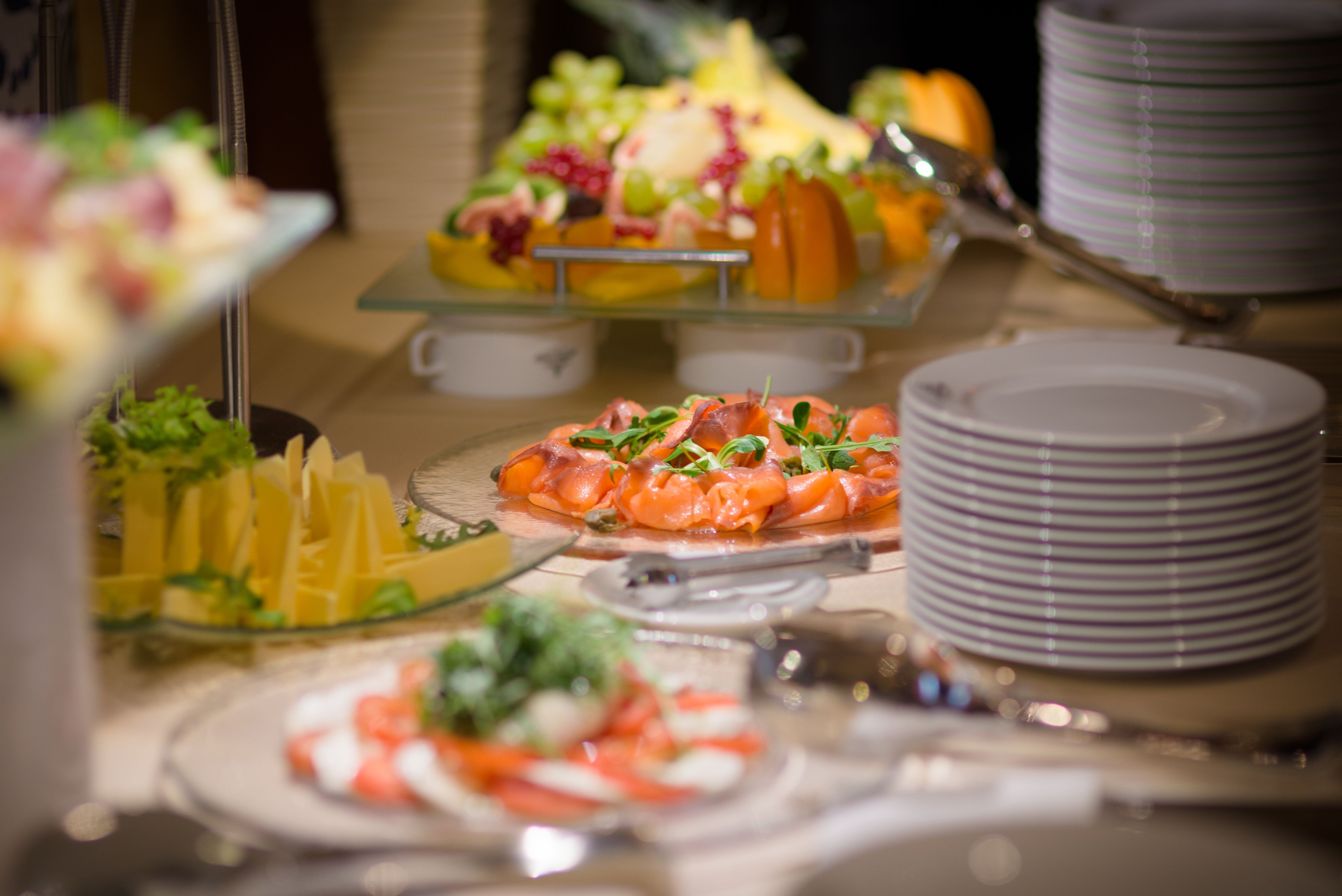 Personal de catering sirviendo bandejas de canapés en un evento corporativo en Buenos Aires