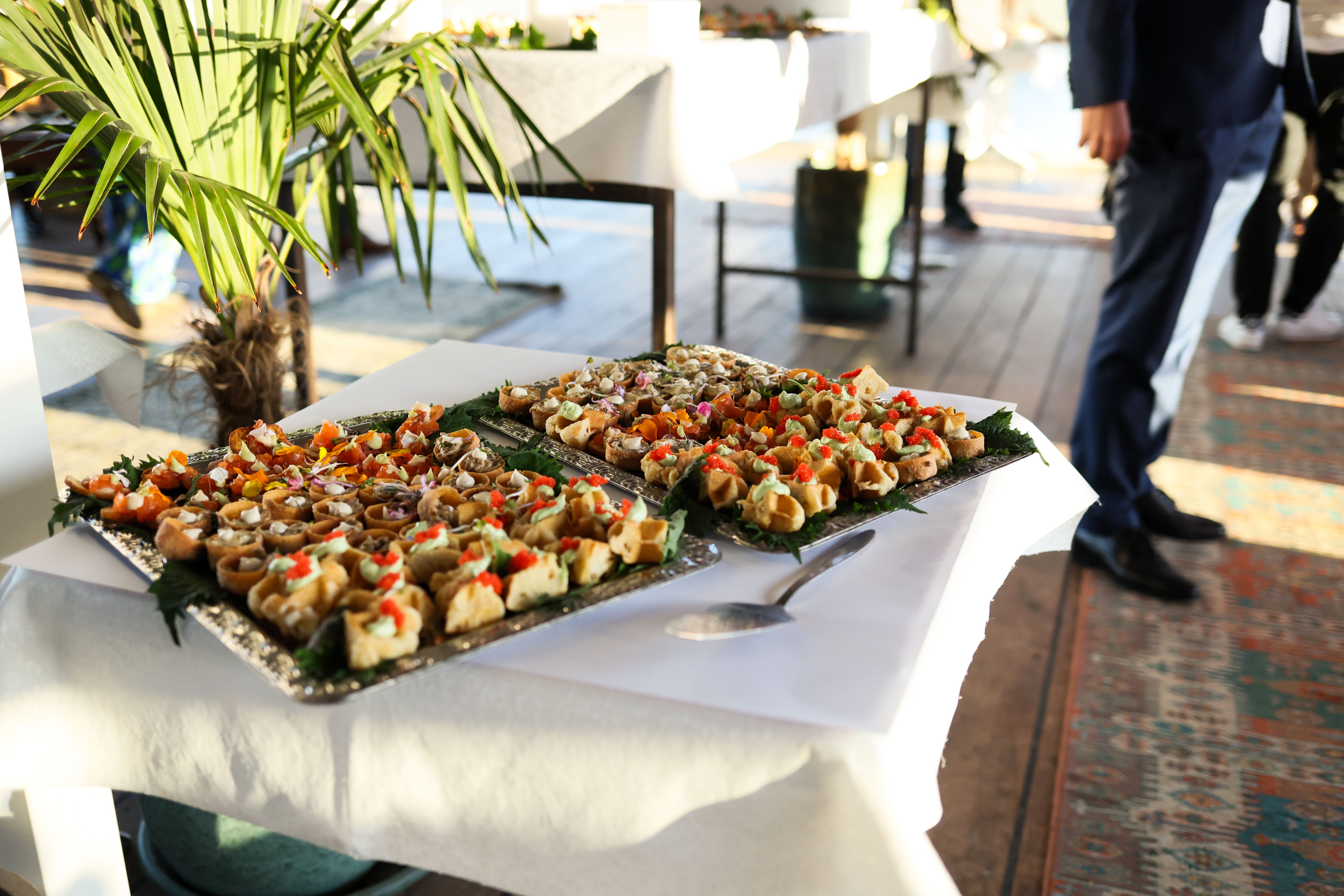 Estación gourmet con platos elaborados en un evento de catering en Buenos Aires
