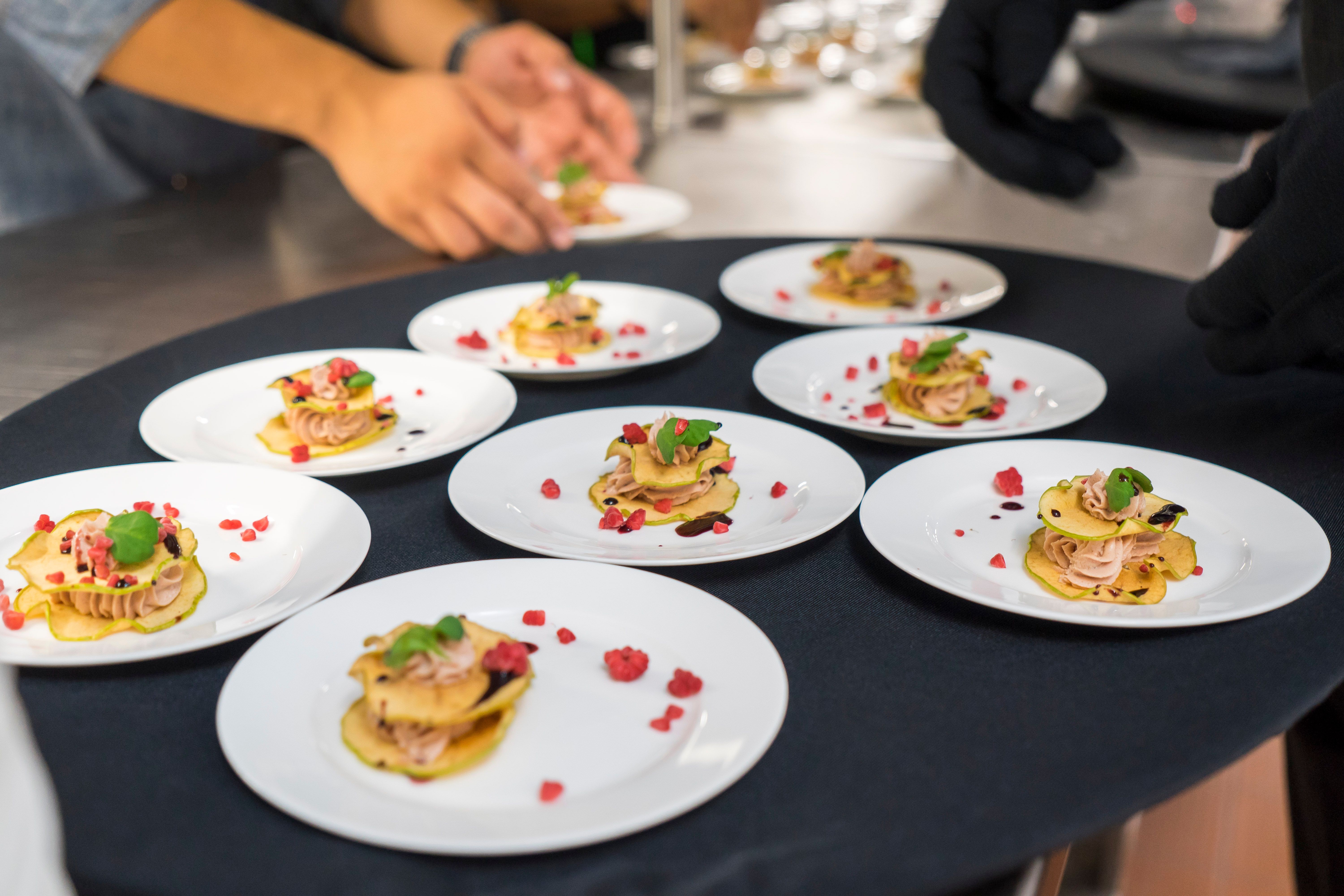 Salón montado con mesas y servicio de catering listo para un casamiento en Buenos Aires