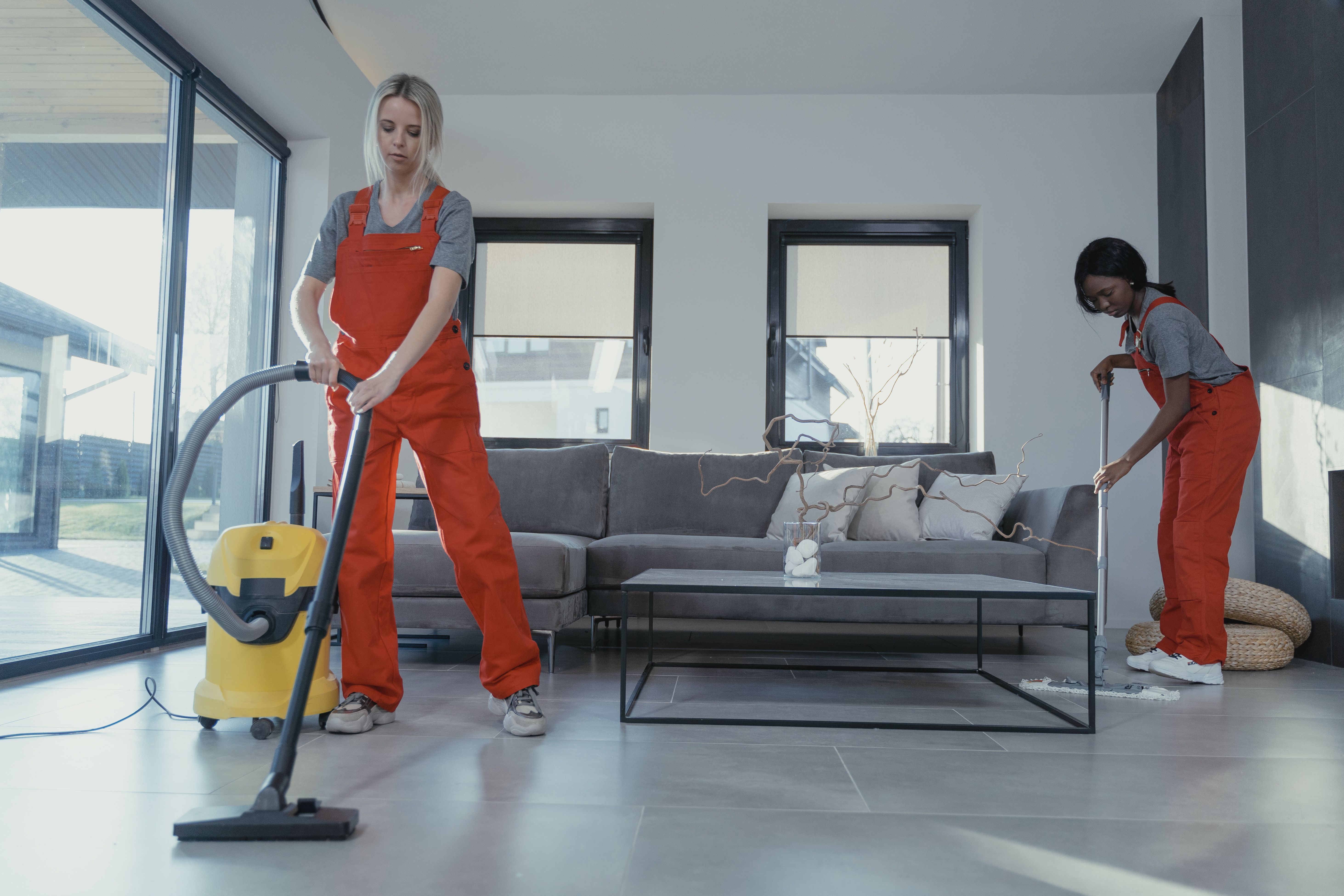 Personal uniformado de una empresa de limpieza de Buenos Aires con productos y equipamiento profesional listo para un servicio