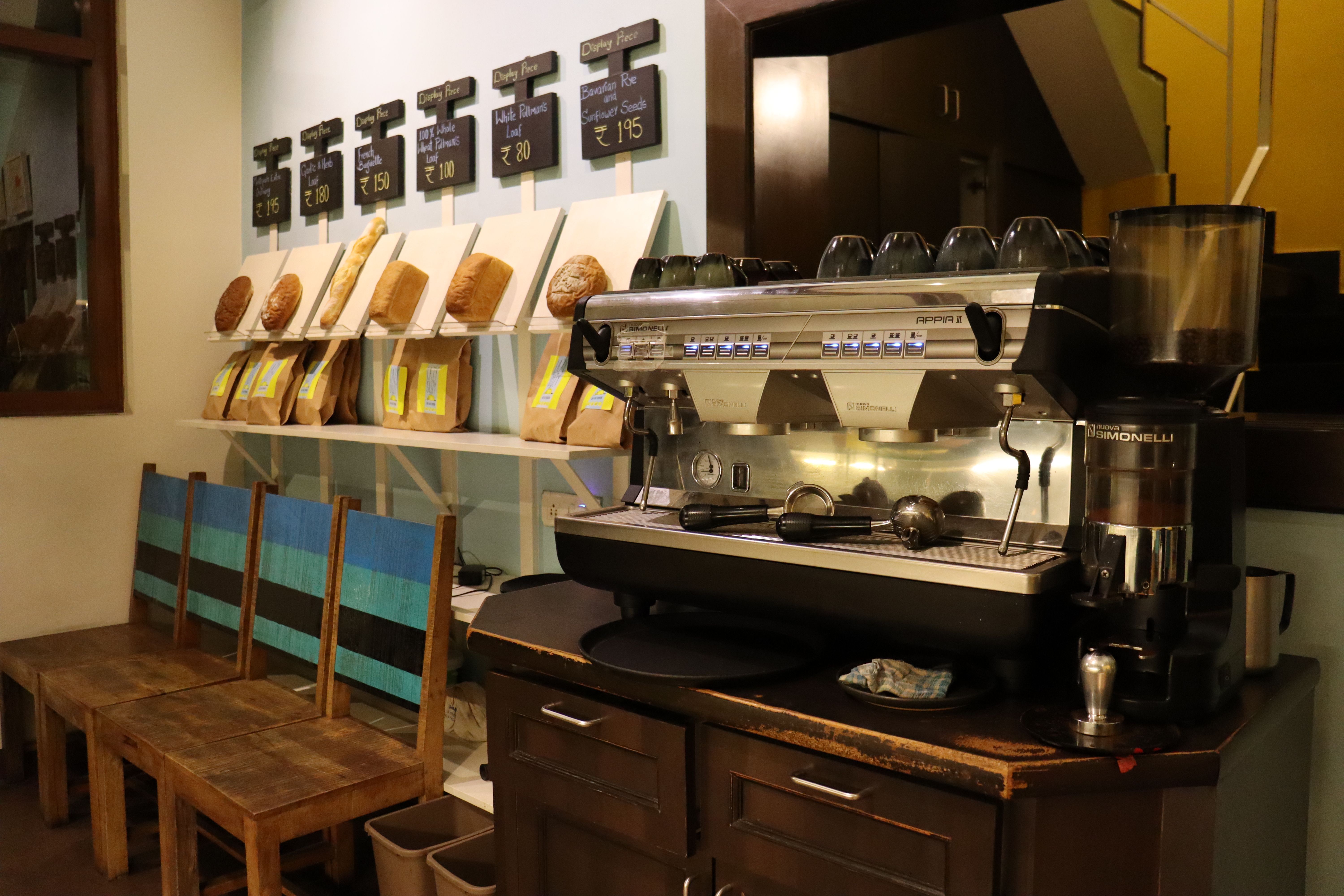 Barra de una cafetería de especialidad en Buenos Aires con barista preparando café de filtrado