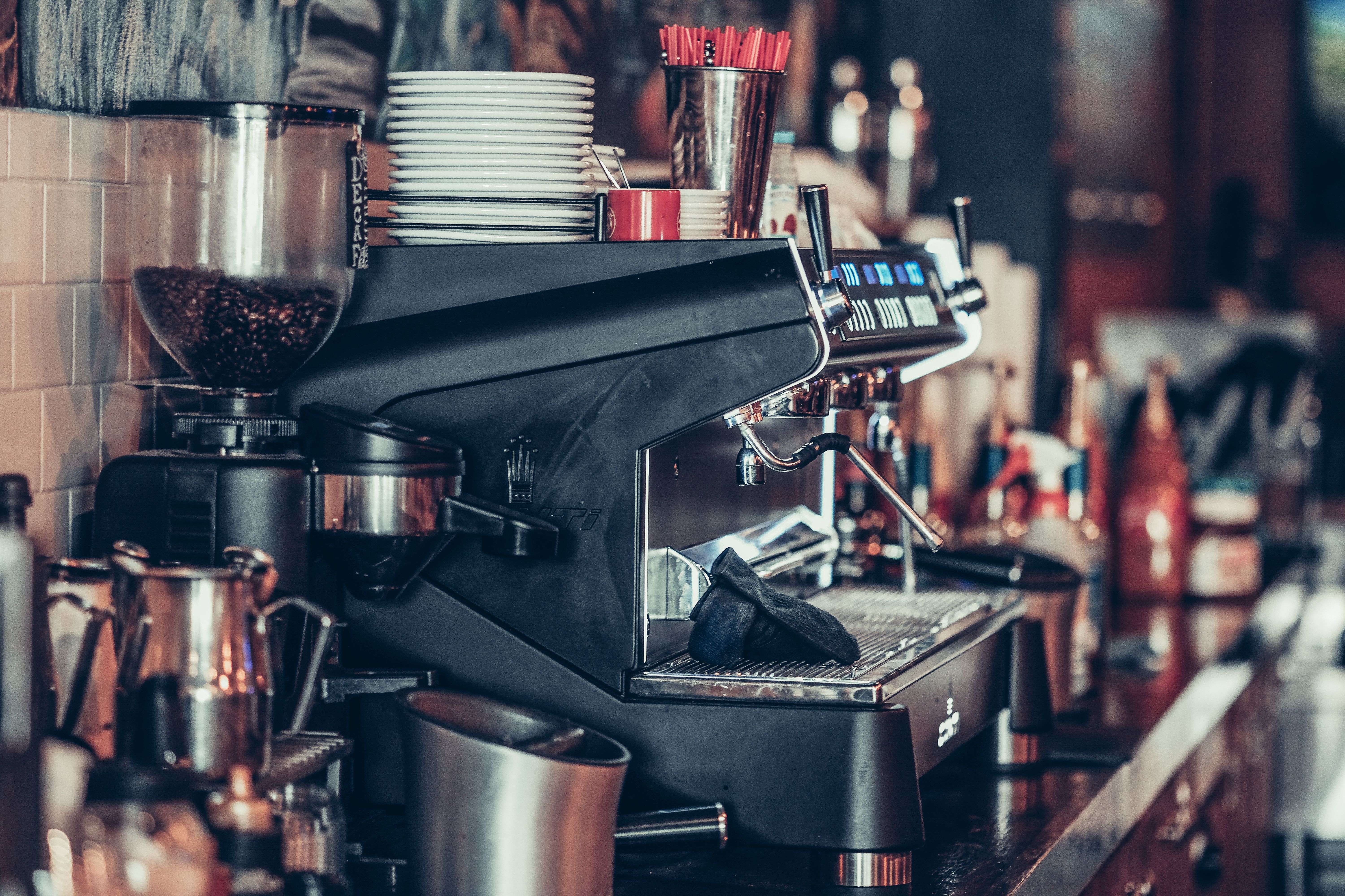 Barista sirviendo un flat white con latte art en una cafetería de especialidad de Buenos Aires