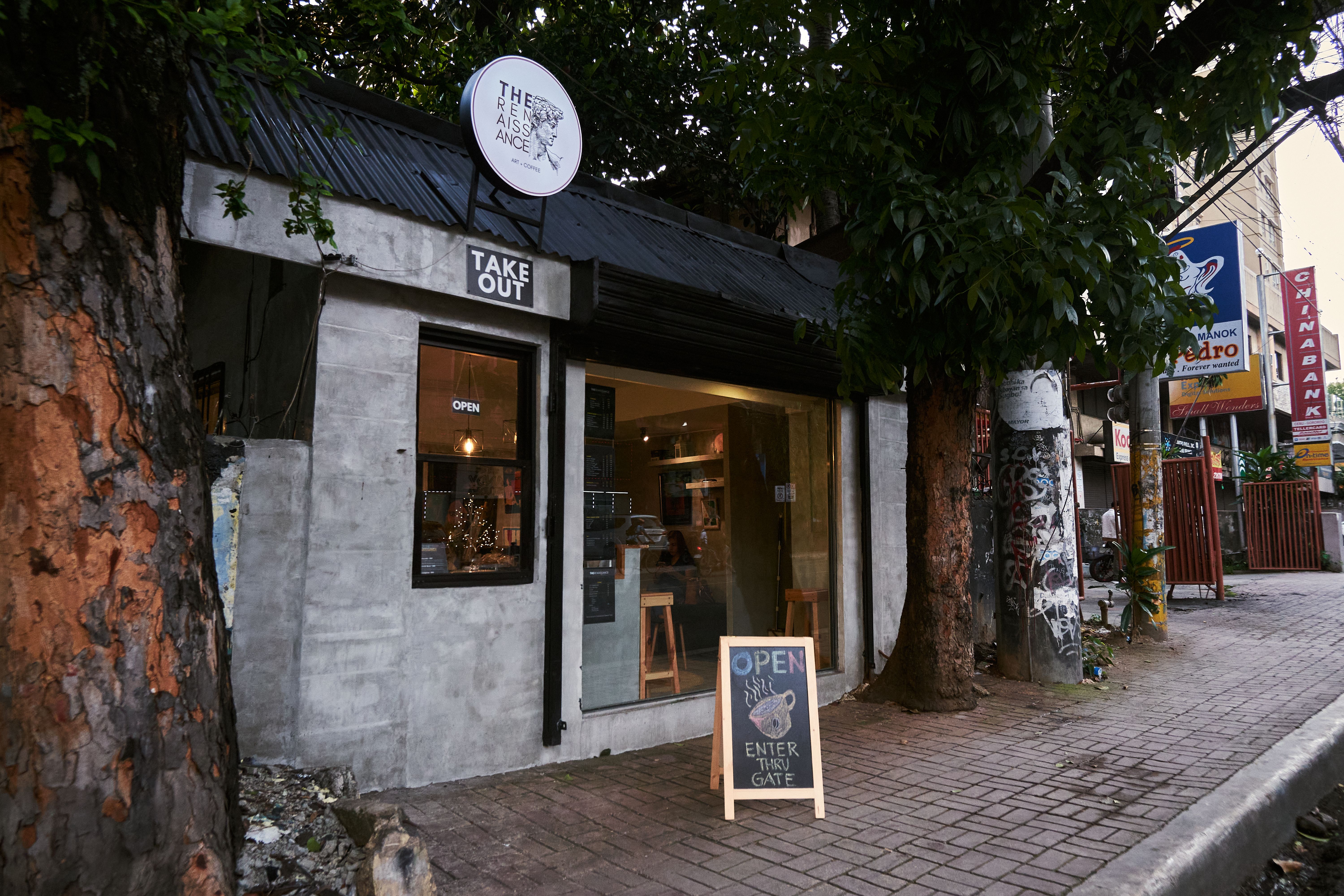 Interior acogedor de una cafetería de especialidad de Buenos Aires con clientes tomando café y trabajando