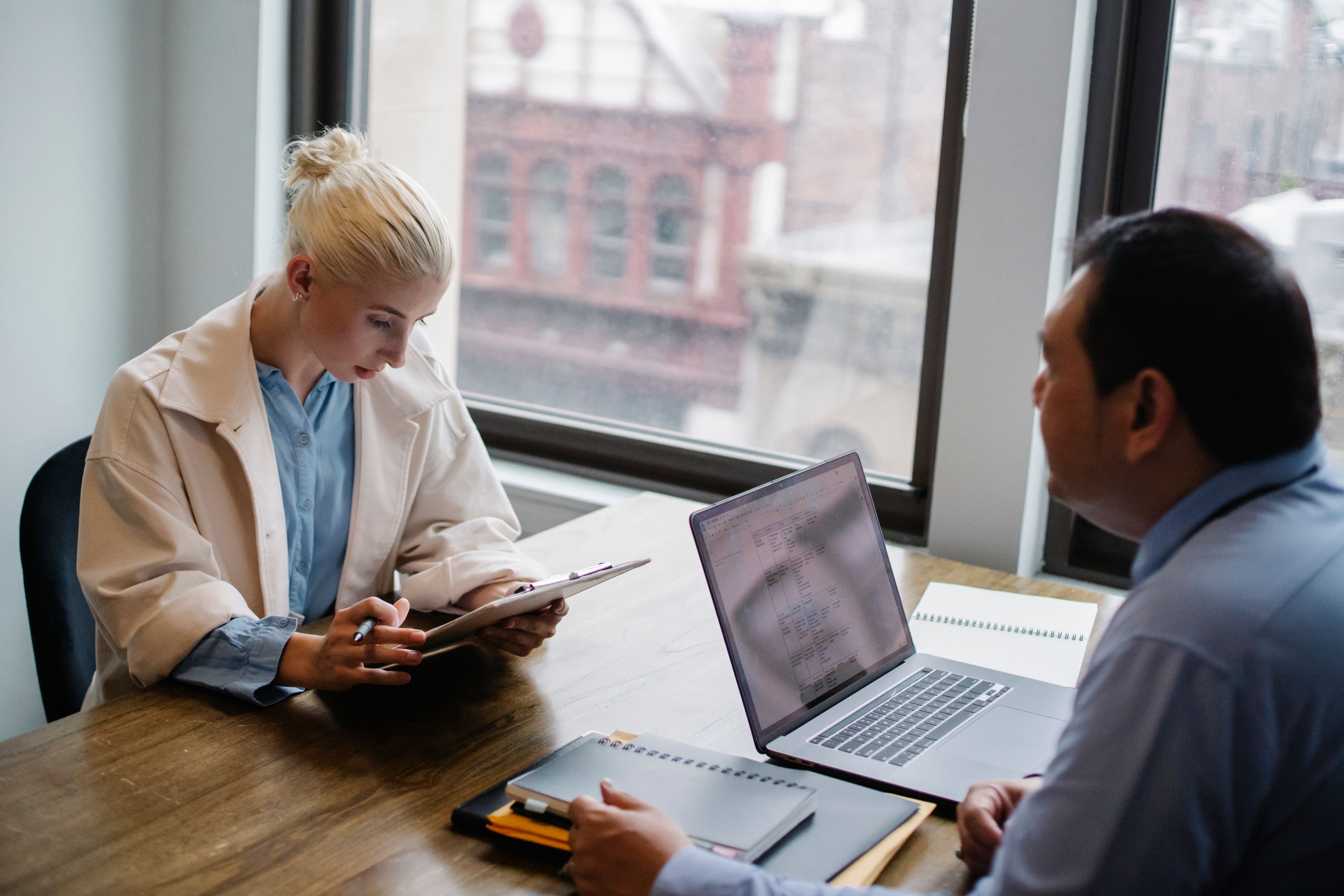 Ejecutivo consultando en su notebook opciones de consultoras en Buenos Aires