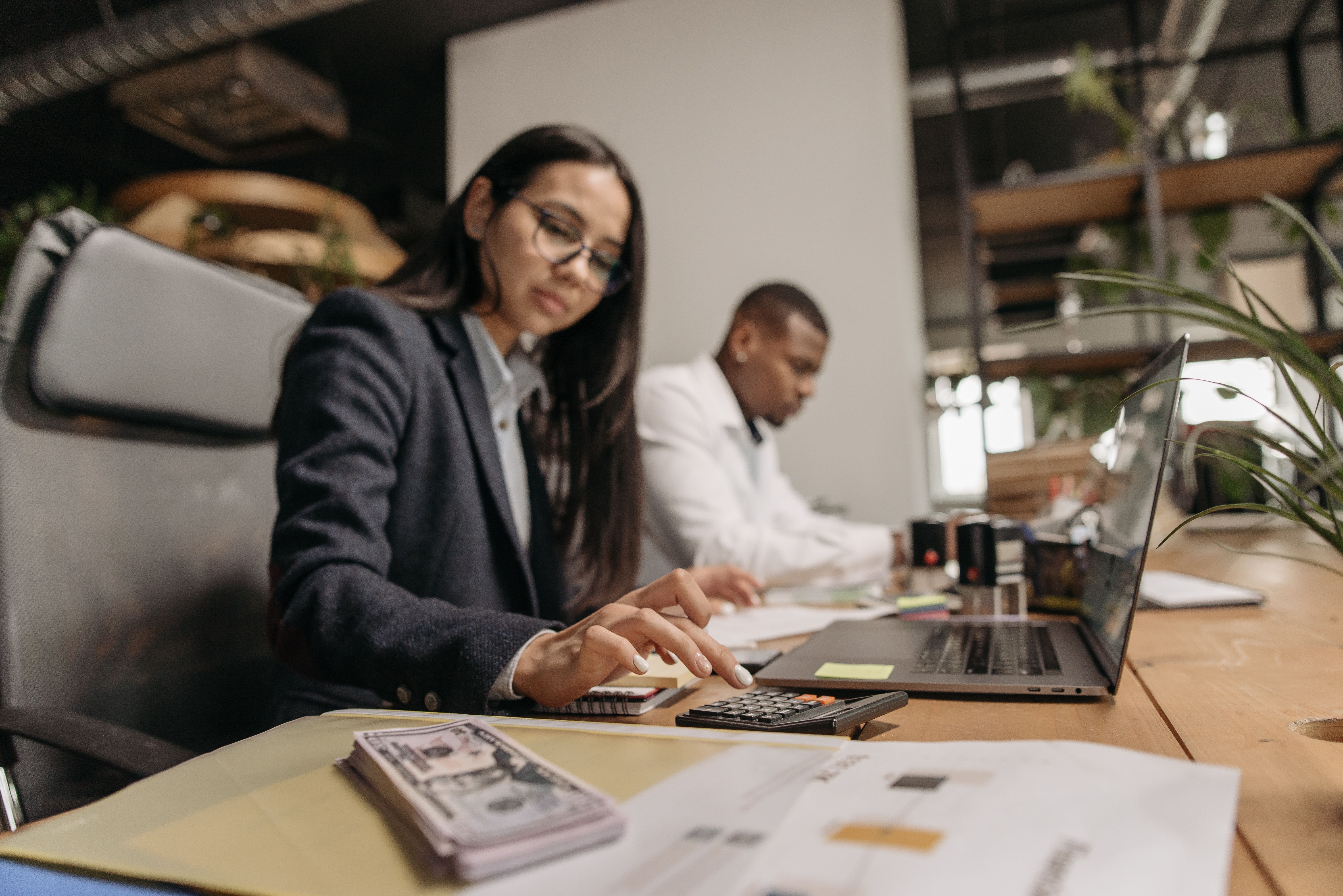 Contador público trabajando con balances y liquidaciones impositivas en un estudio contable de Buenos Aires