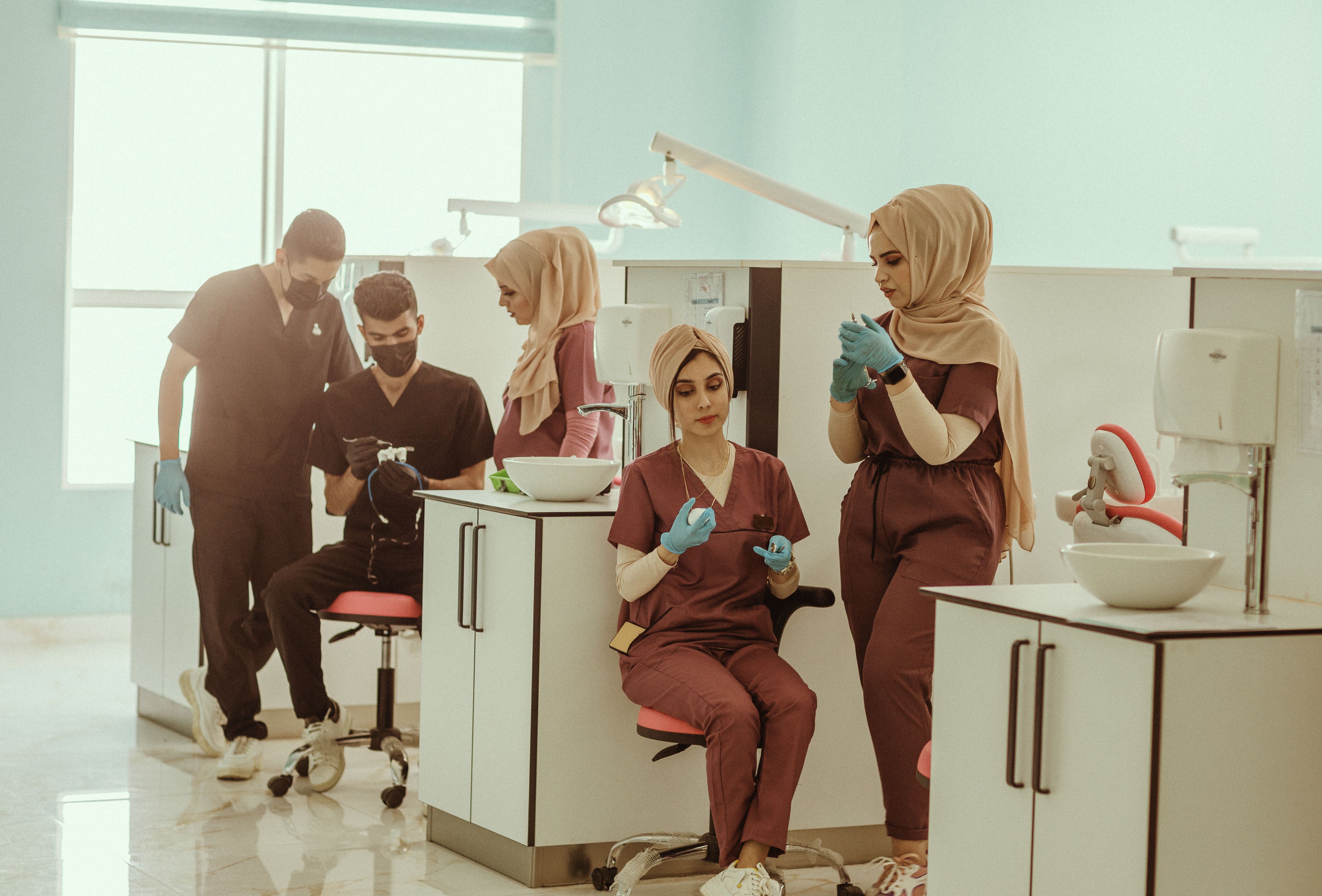 Recepción moderna de una clínica dental multisede en Buenos Aires con pacientes esperando su turno