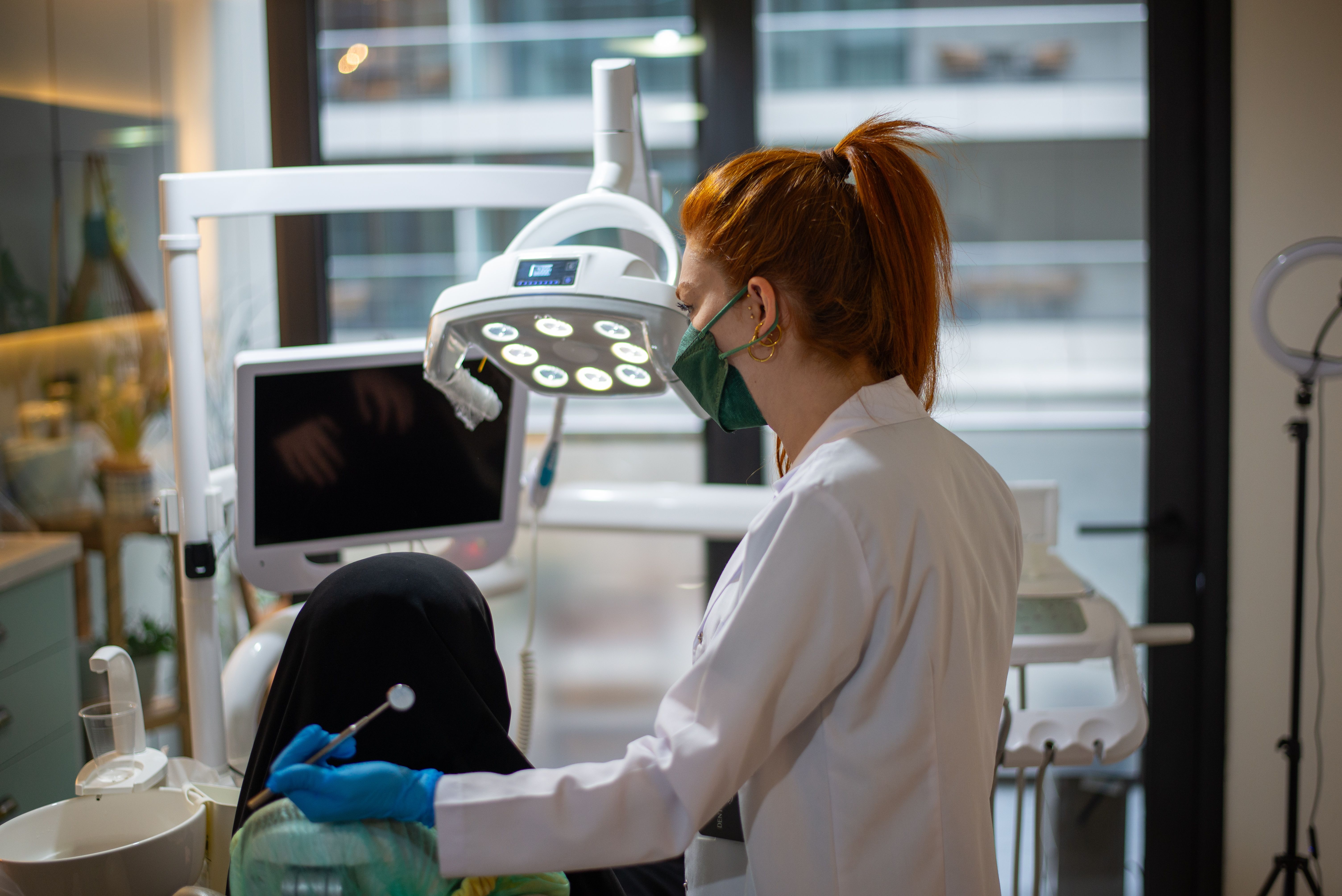 Equipo de profesionales de una clínica dental porteña revisando la presencia online de sus sedes