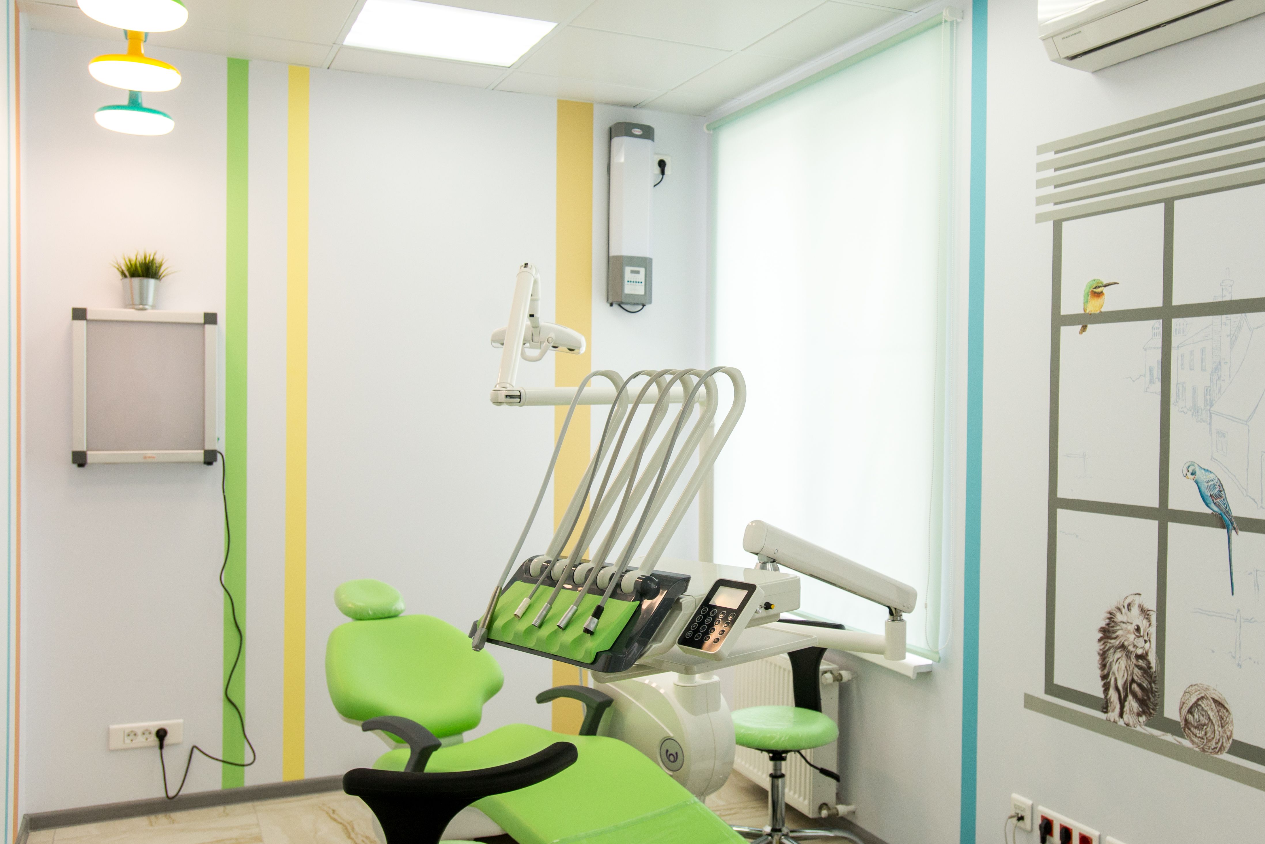 Paciente buscando una clínica dental por prepaga desde su celular en Buenos Aires