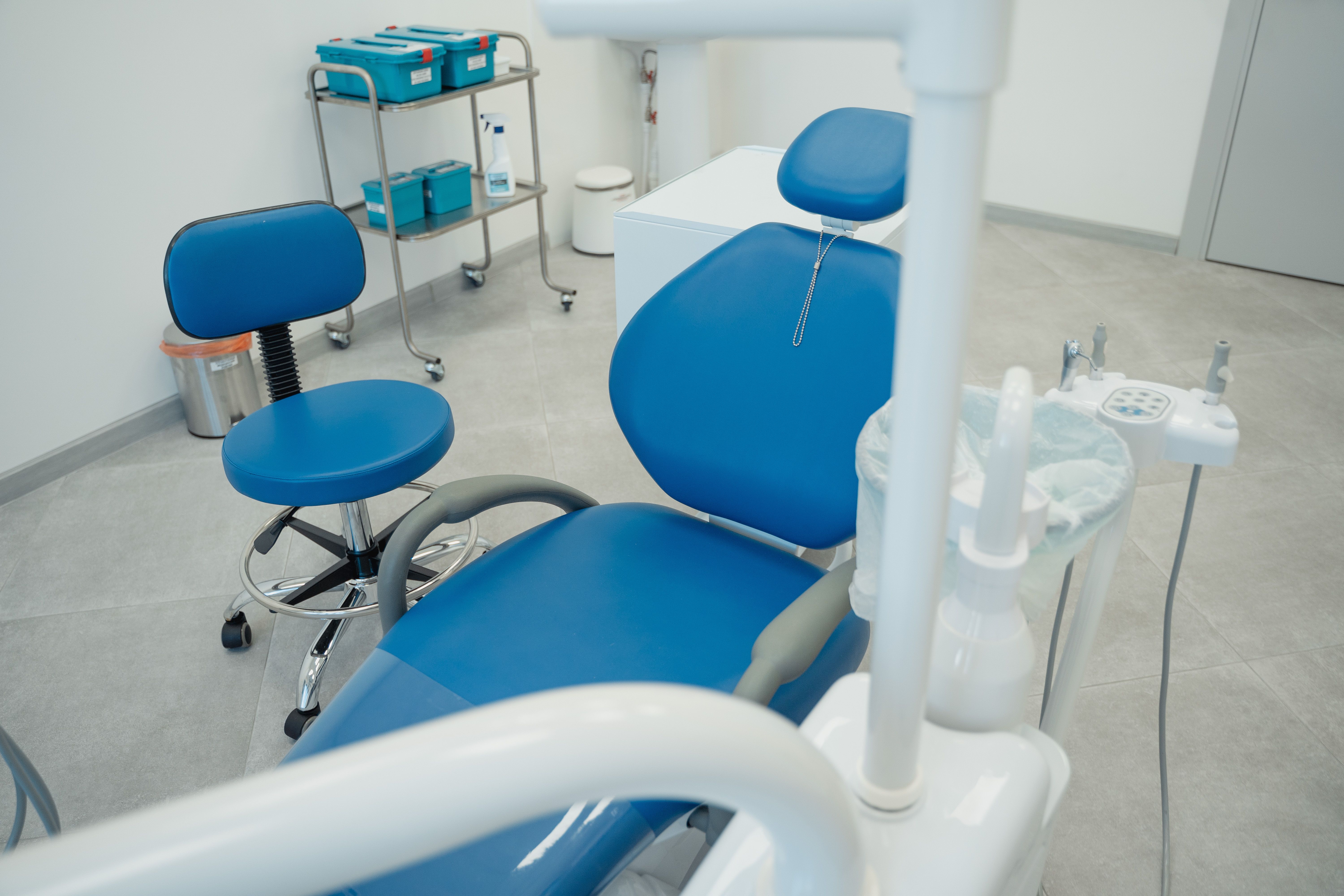 Equipo interdisciplinario de una clínica dental de Buenos Aires en la sala de atención