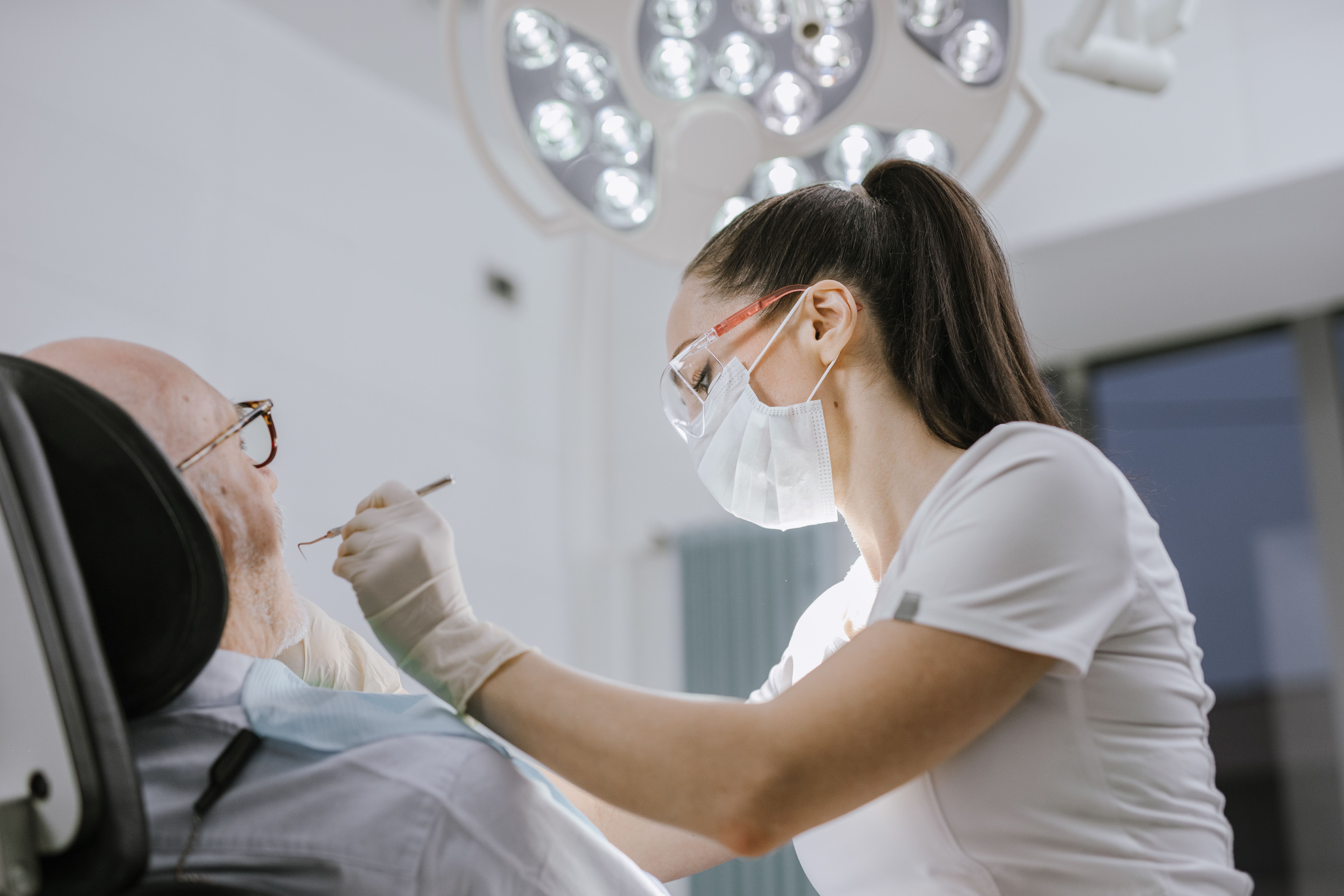 Odontólogo atendiendo a un paciente en un consultorio dental moderno en Buenos Aires