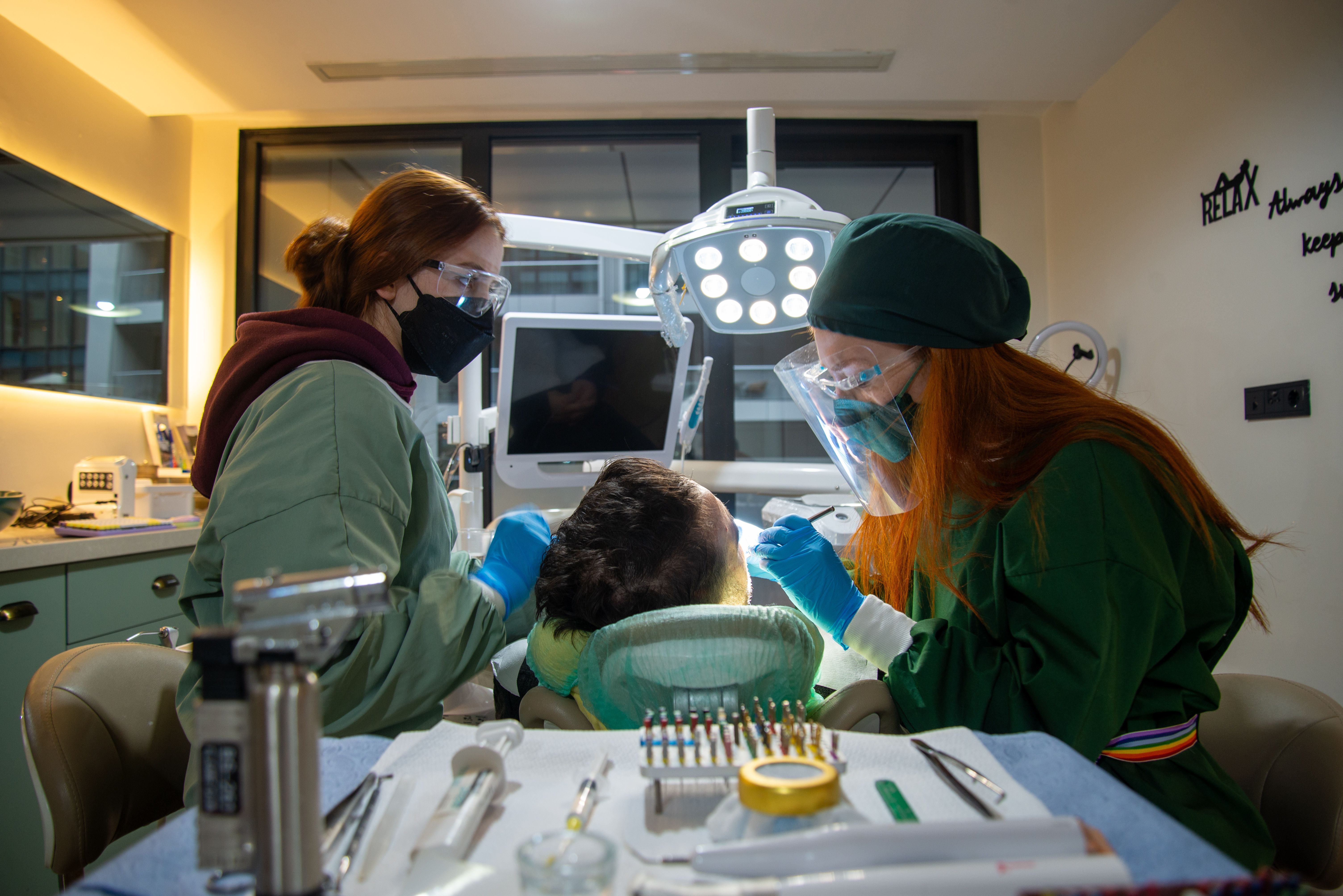 Paciente buscando un dentista de urgencia desde su celular en Buenos Aires