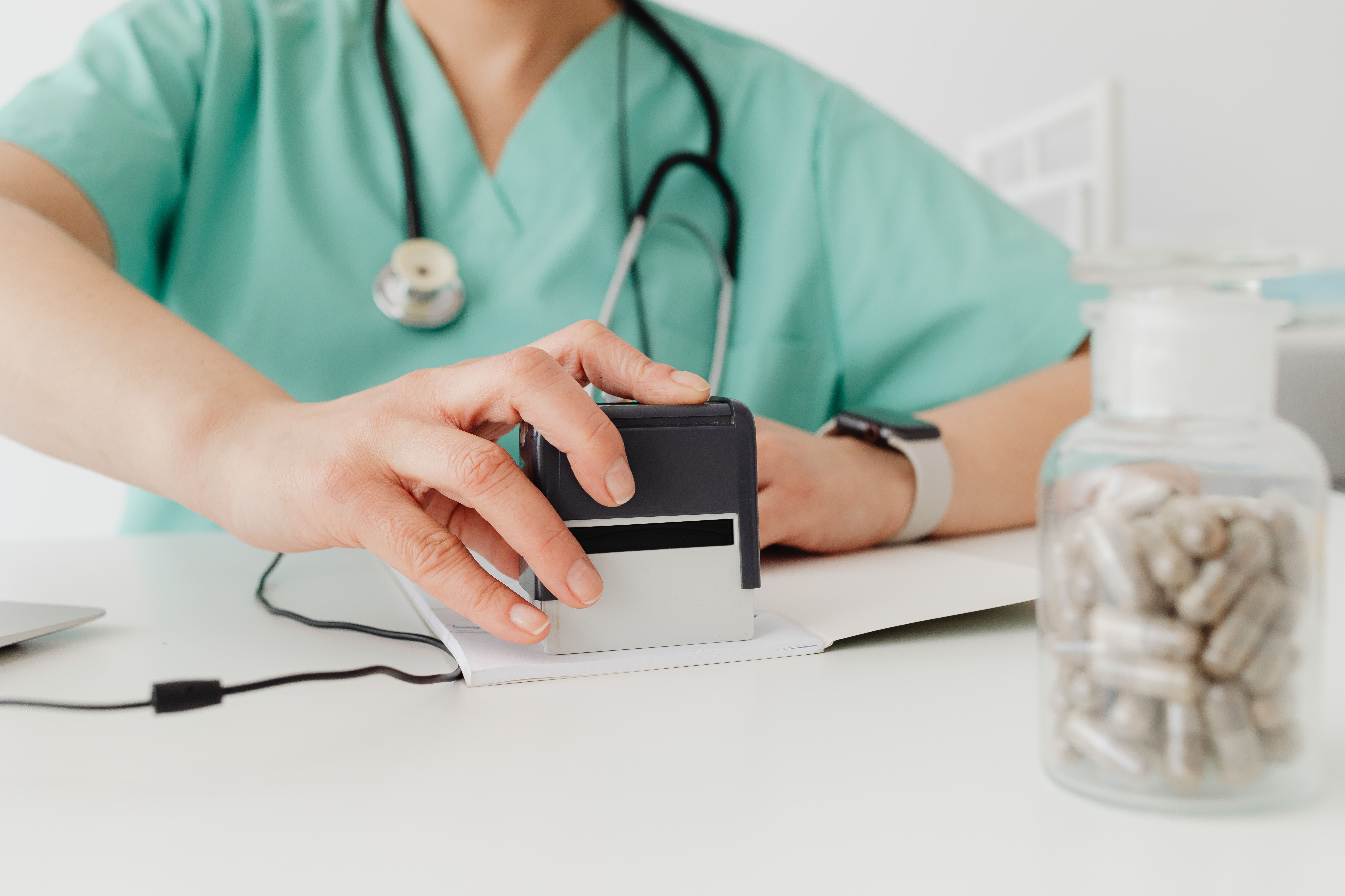 Médico atendiendo a un paciente en un consultorio particular moderno en Buenos Aires