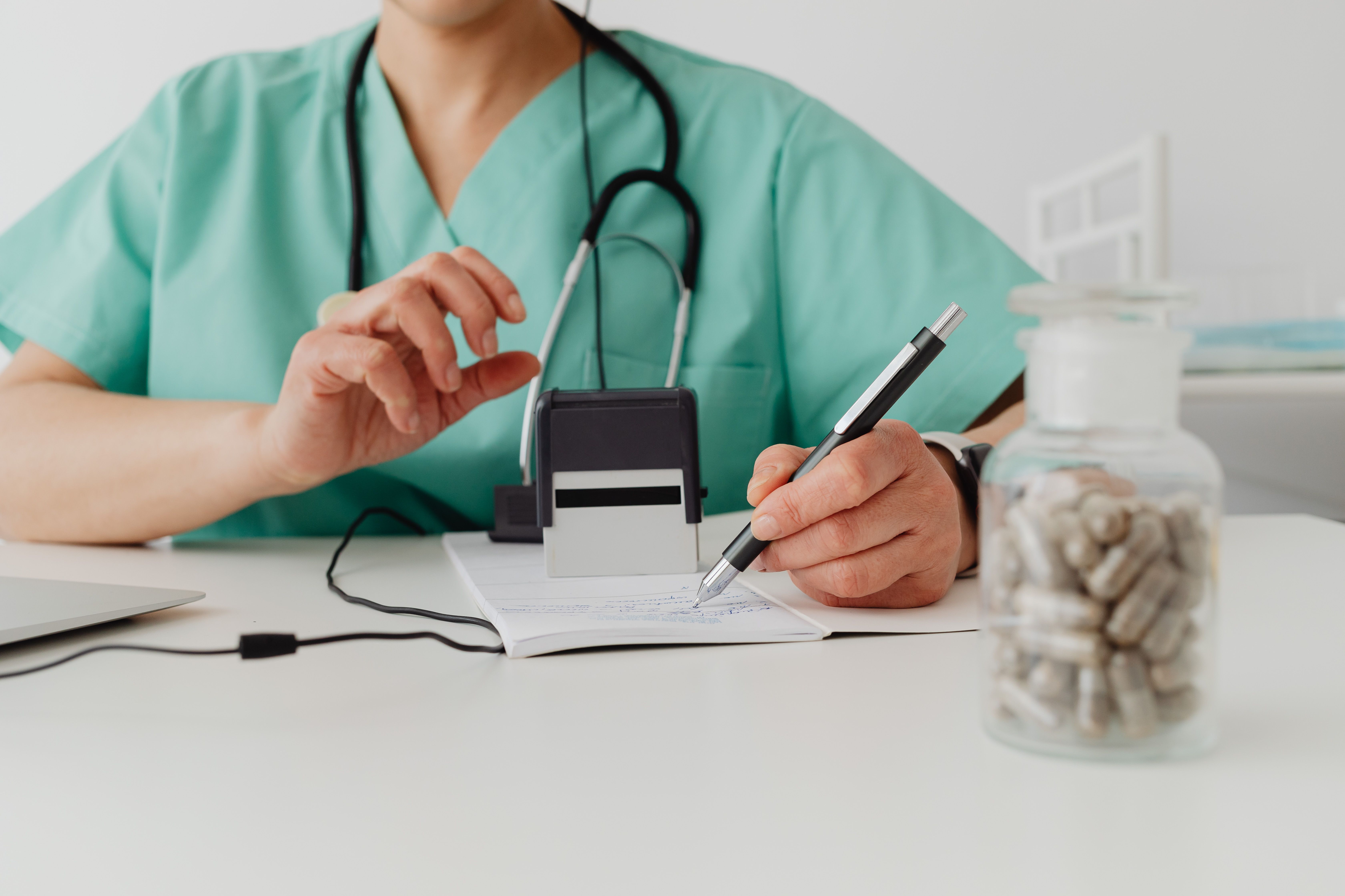 Recepción de un consultorio médico porteño con pacientes esperando su turno
