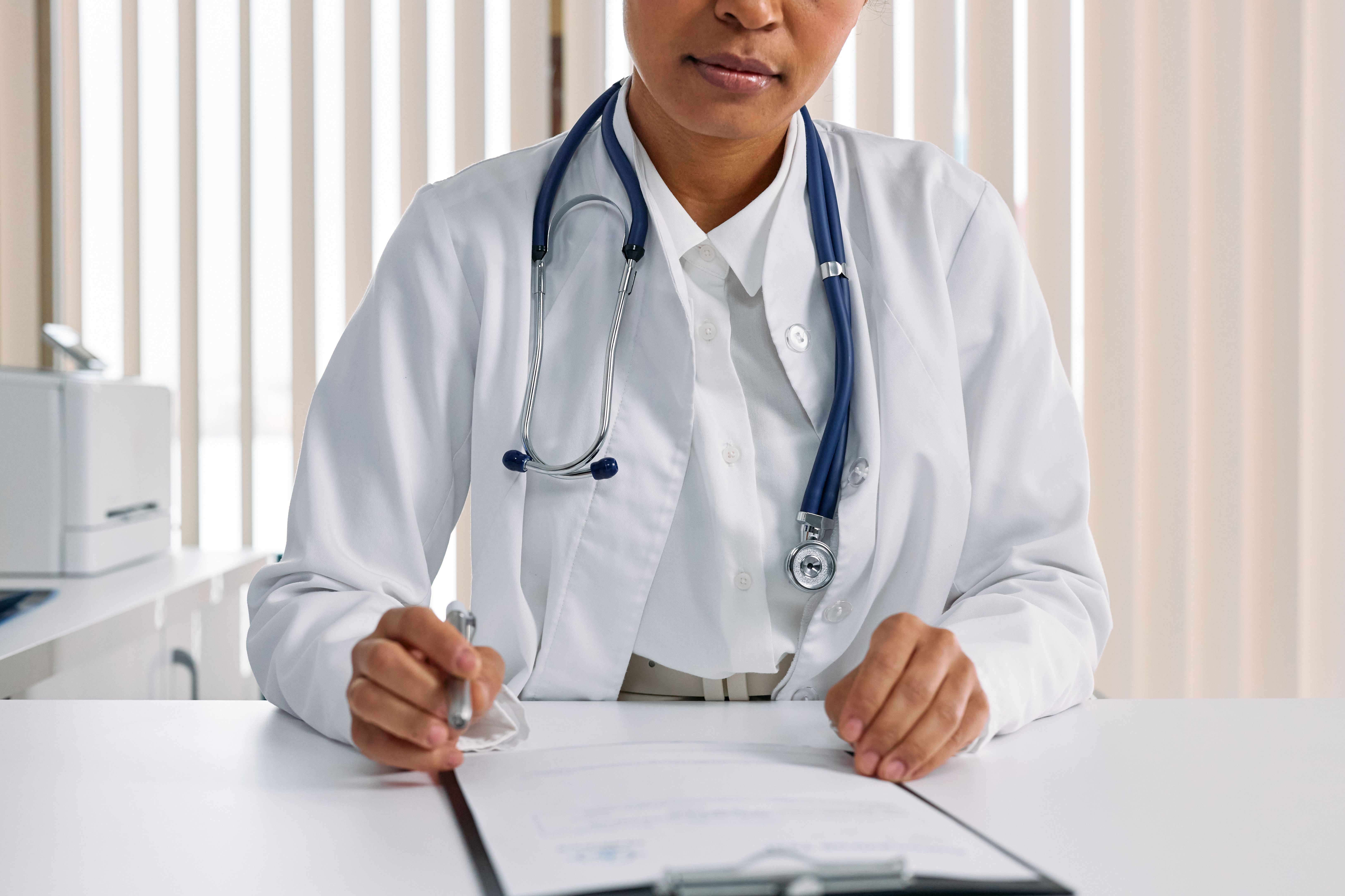Paciente buscando un médico especialista desde su celular en Buenos Aires