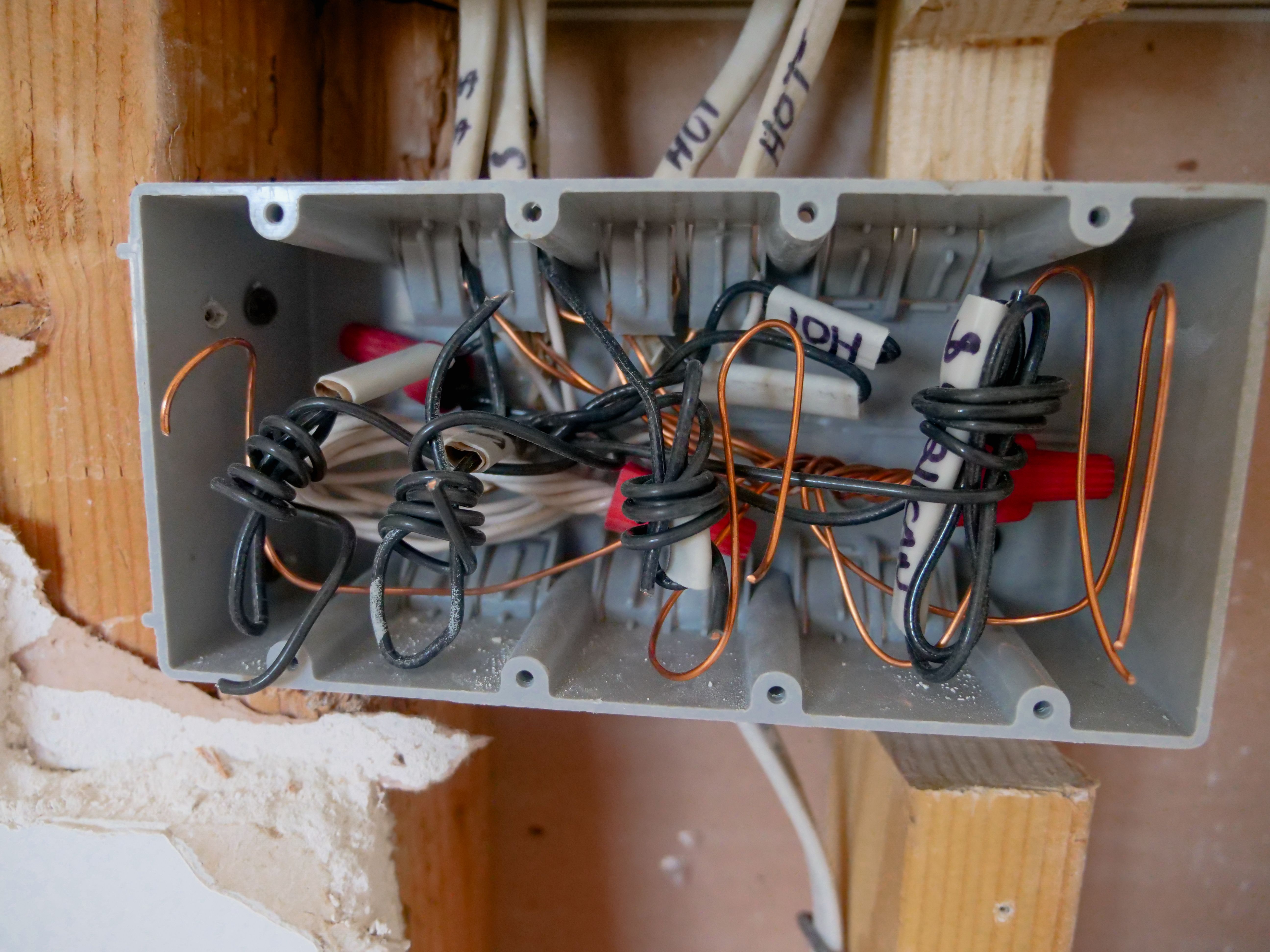 Electricista matriculado de CABA instalando cableado nuevo en la obra de una vivienda en Buenos Aires