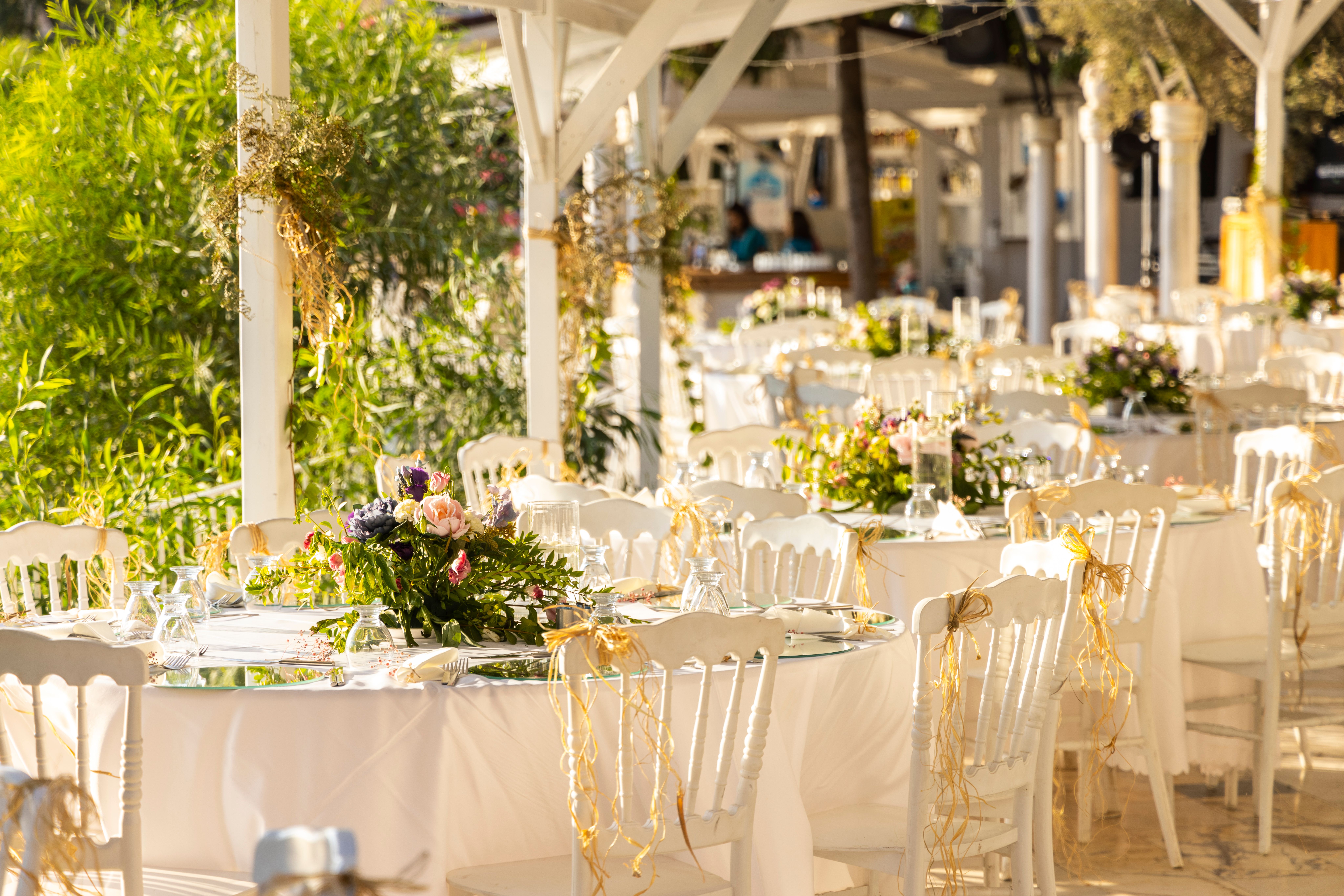 Salón de fiestas montado por un organizador de eventos en Buenos Aires con mesas elegantes e iluminación cálida
