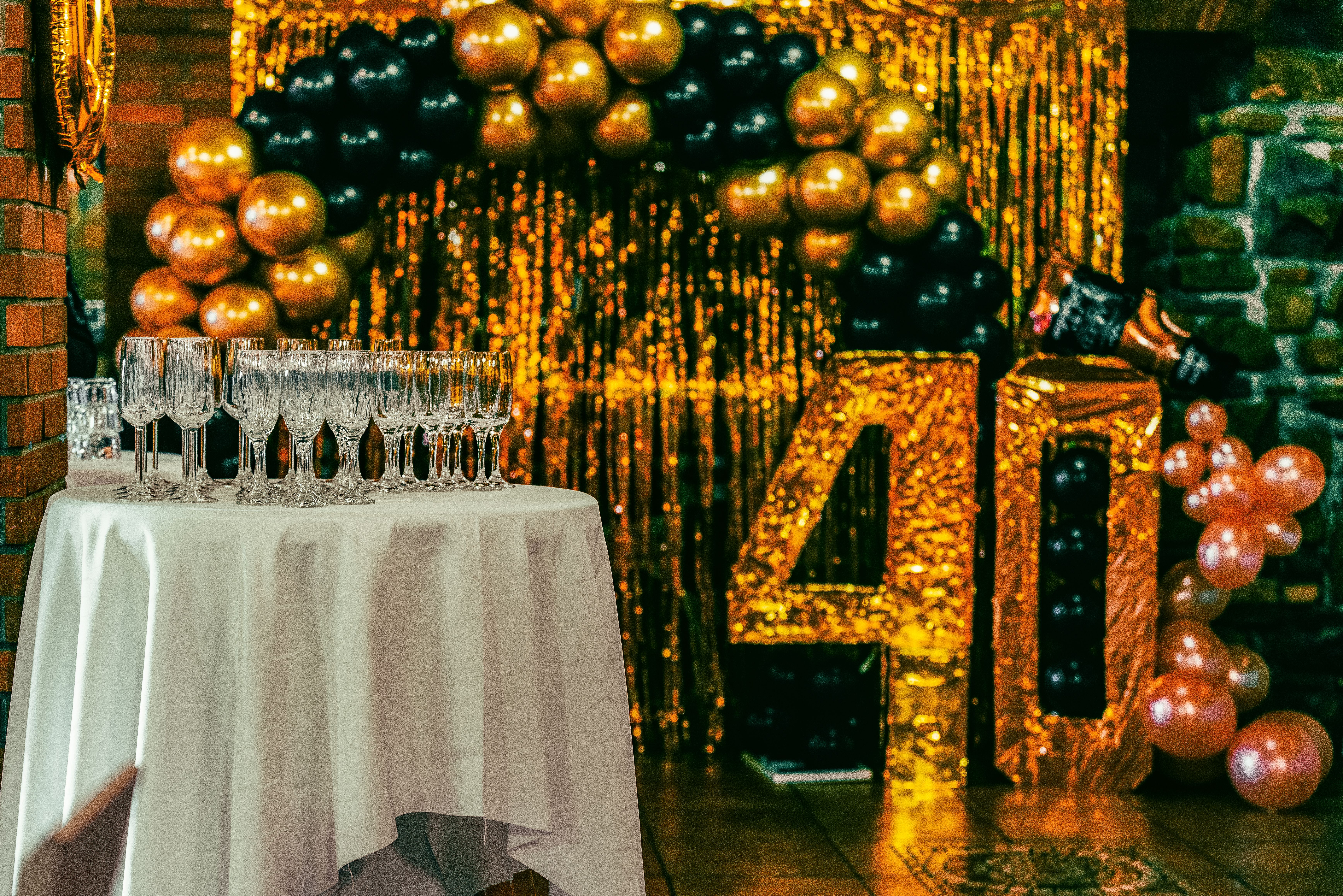 Pareja brindando en un casamiento organizado en un salón de Buenos Aires con decoración e iluminación de fiesta