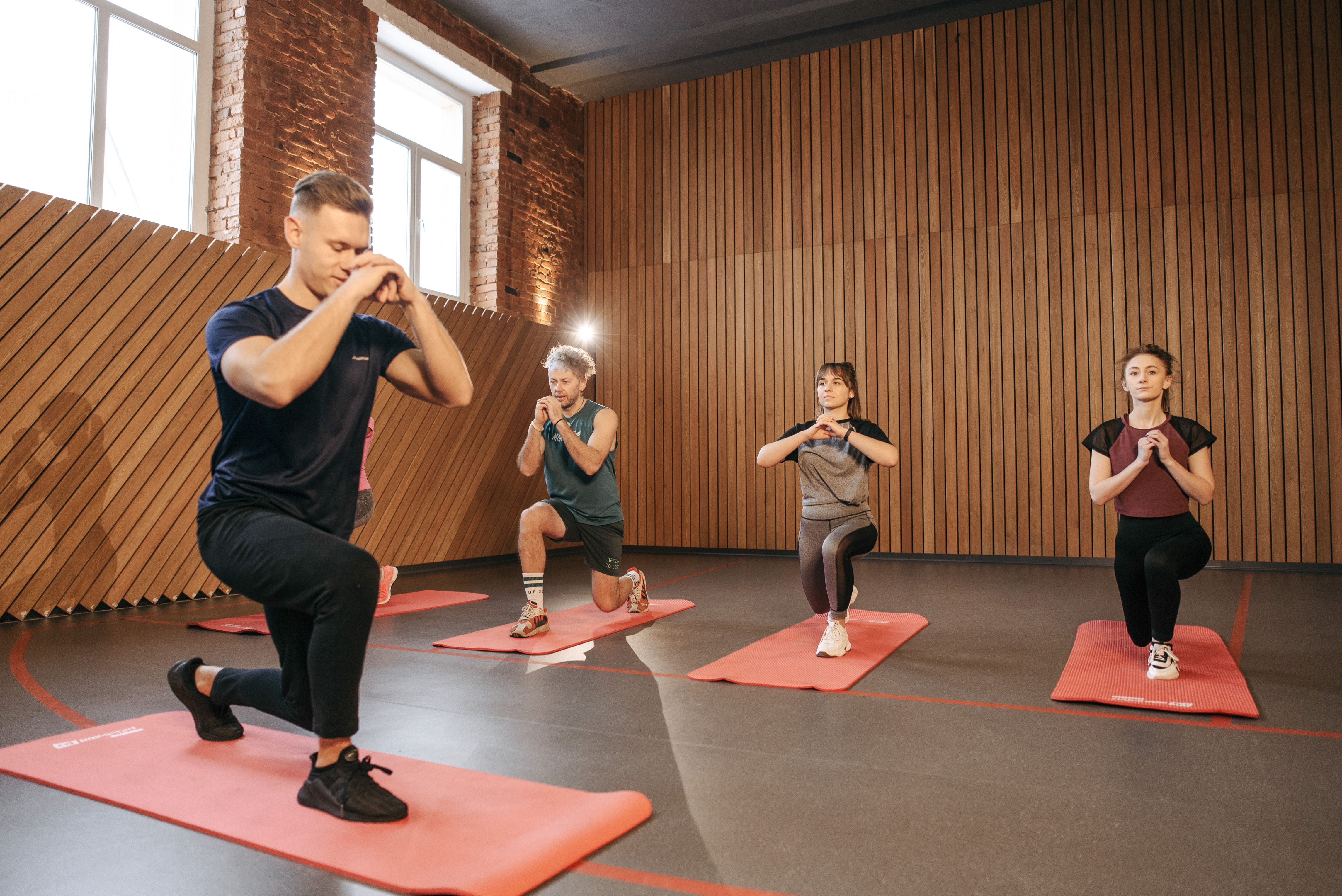 Clase de entrenamiento funcional en grupo reducido dentro de un estudio de fitness boutique de Palermo, Buenos Aires