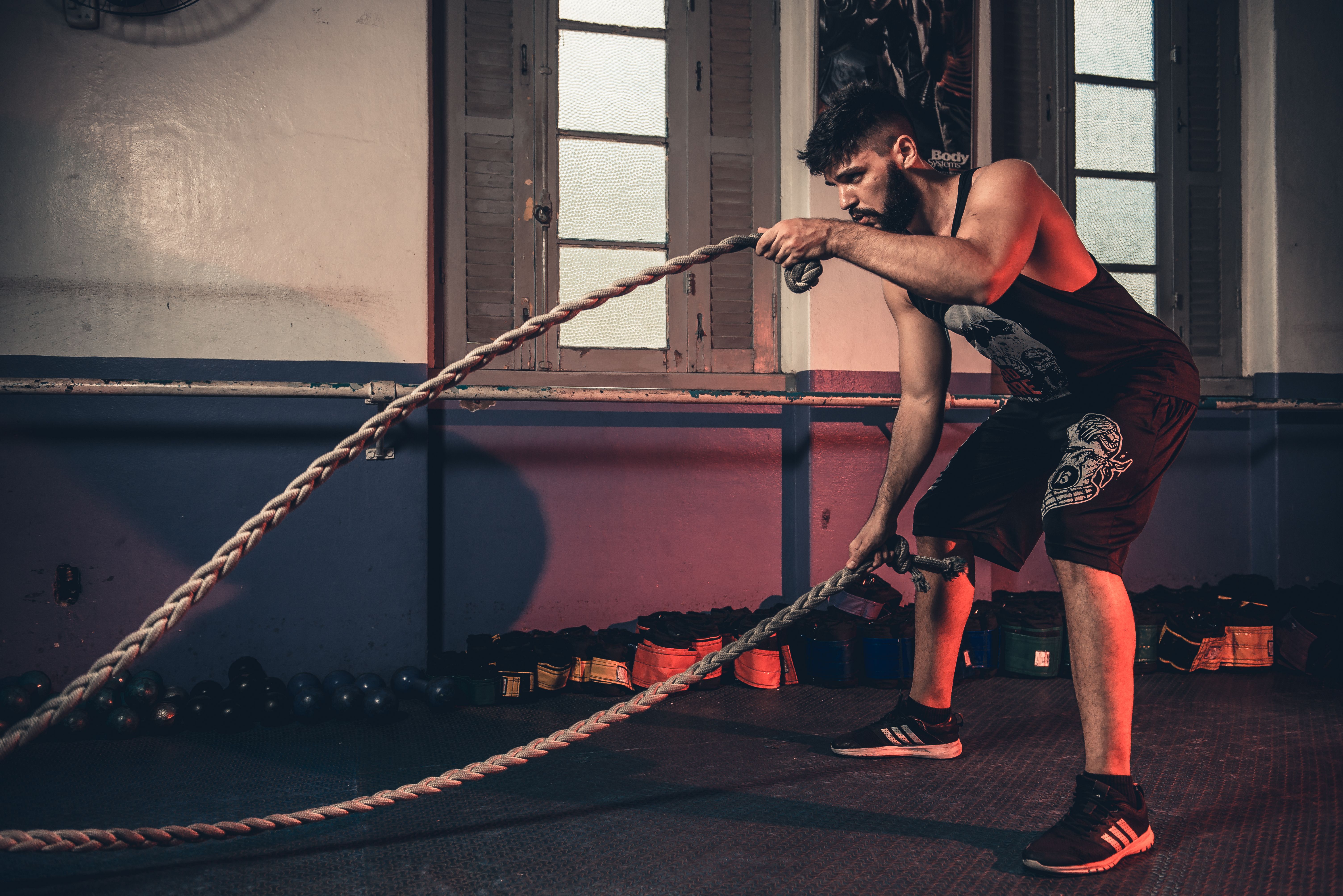 Grupo de alumnos entrenando con energía en una clase de HIIT dentro de un estudio de fitness de Buenos Aires