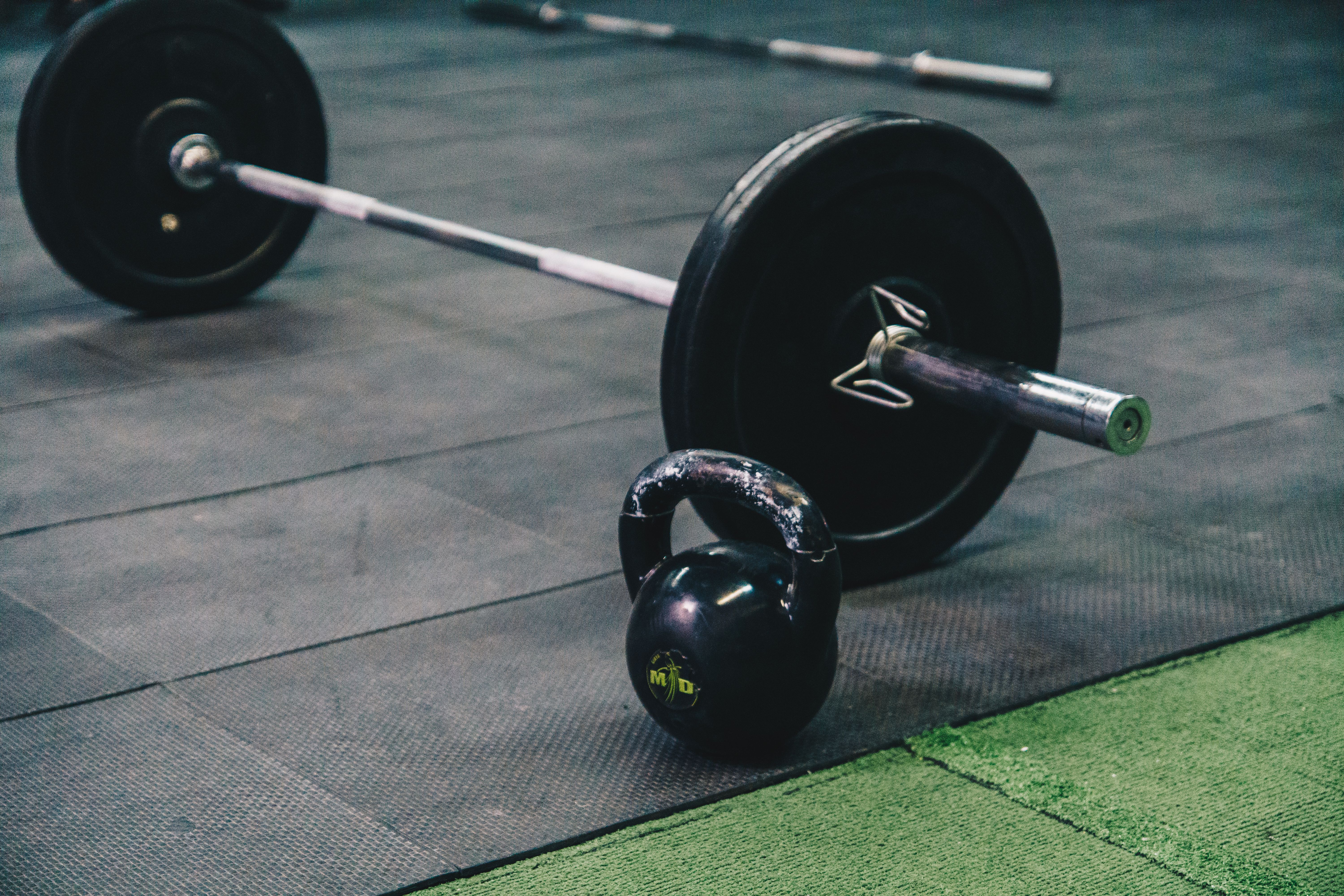 Sala de musculación de un gimnasio en Buenos Aires con máquinas y peso libre