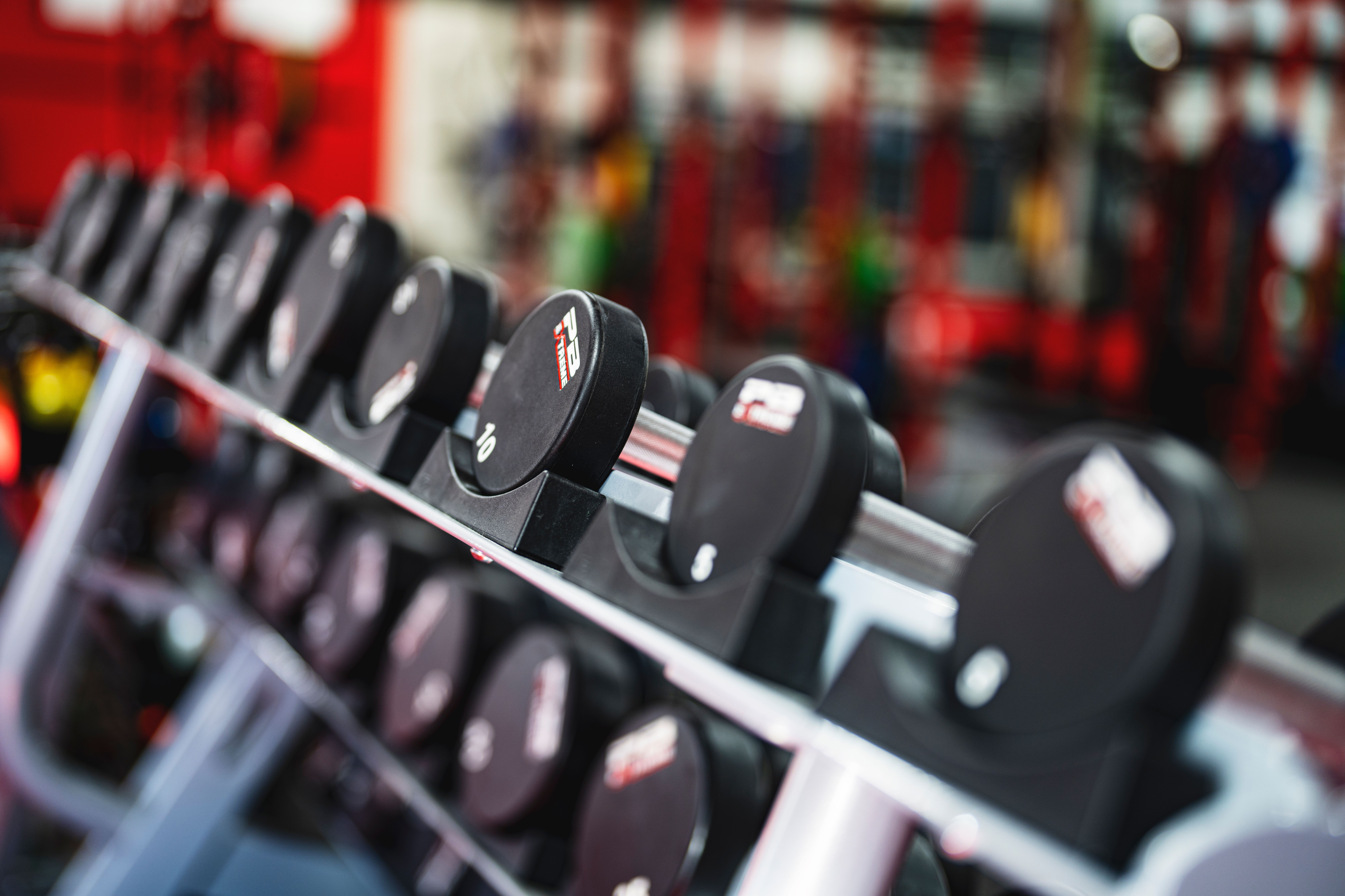 Clase grupal en un gimnasio de Buenos Aires con socios entrenando