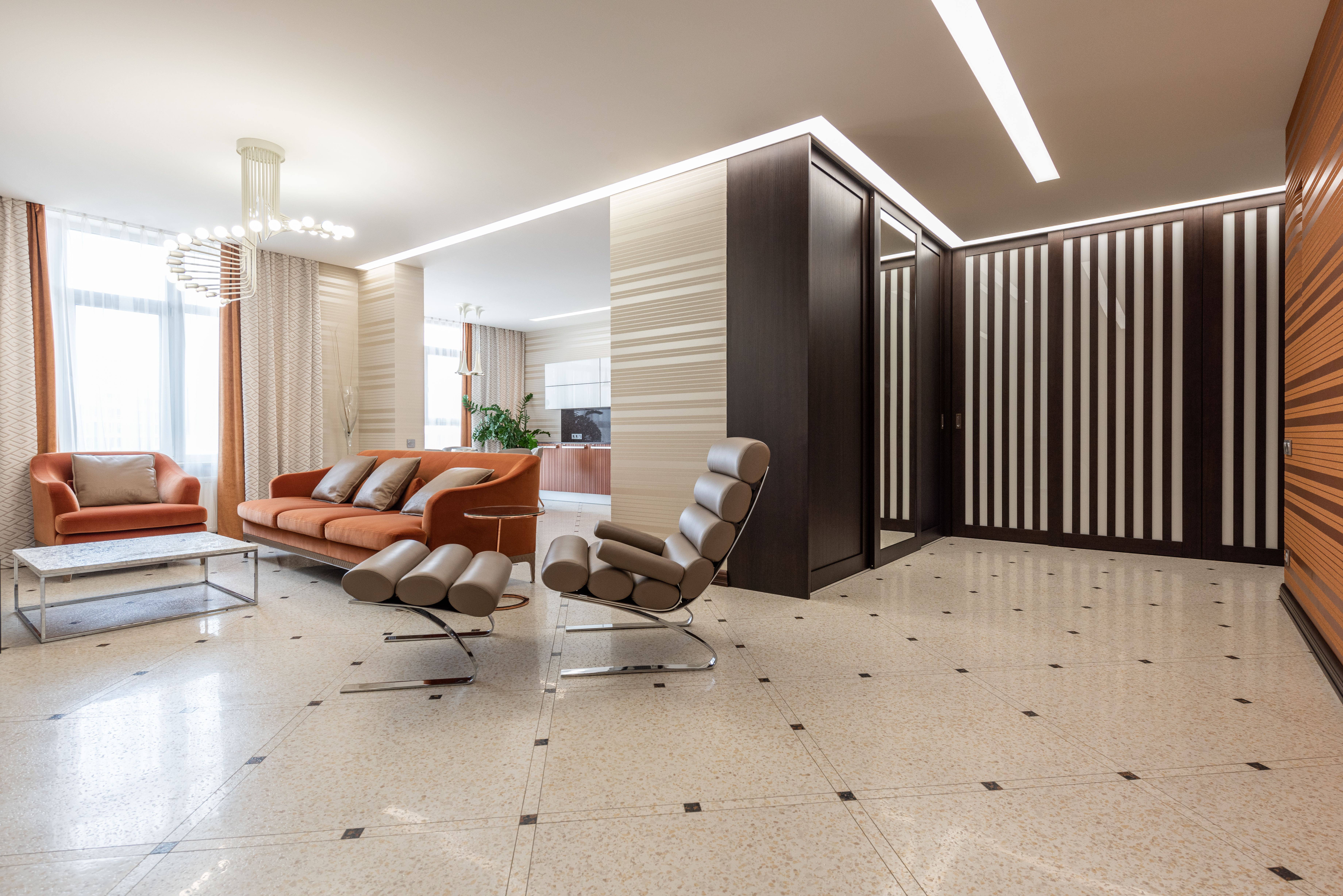 Dormitorio elegante diseñado por un estudio de interiorismo en Buenos Aires, con iluminación cálida, textiles y mobiliario a medida