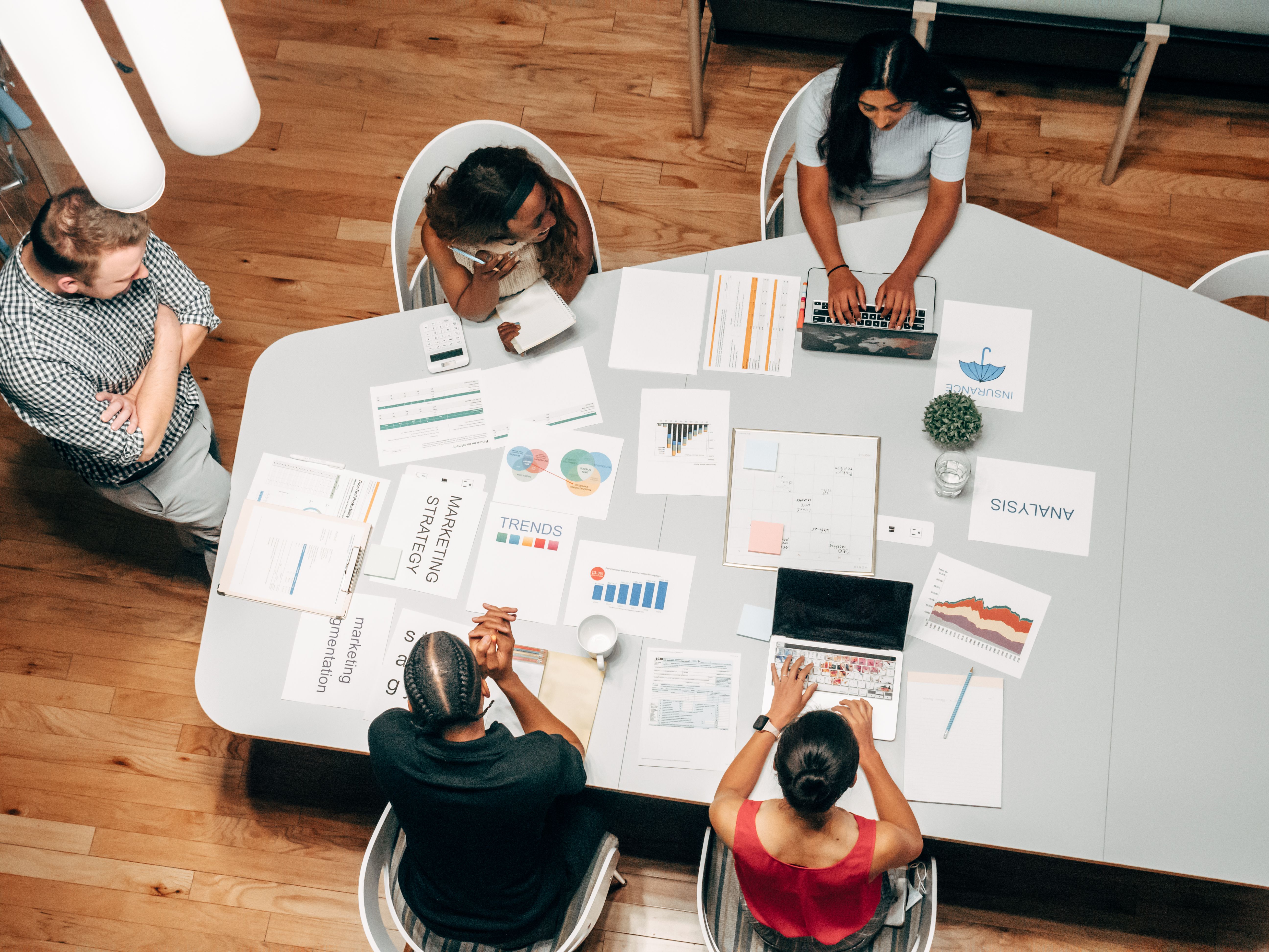 Equipo de una agencia de marketing digital trabajando en estrategias de campañas en una oficina de Buenos Aires
