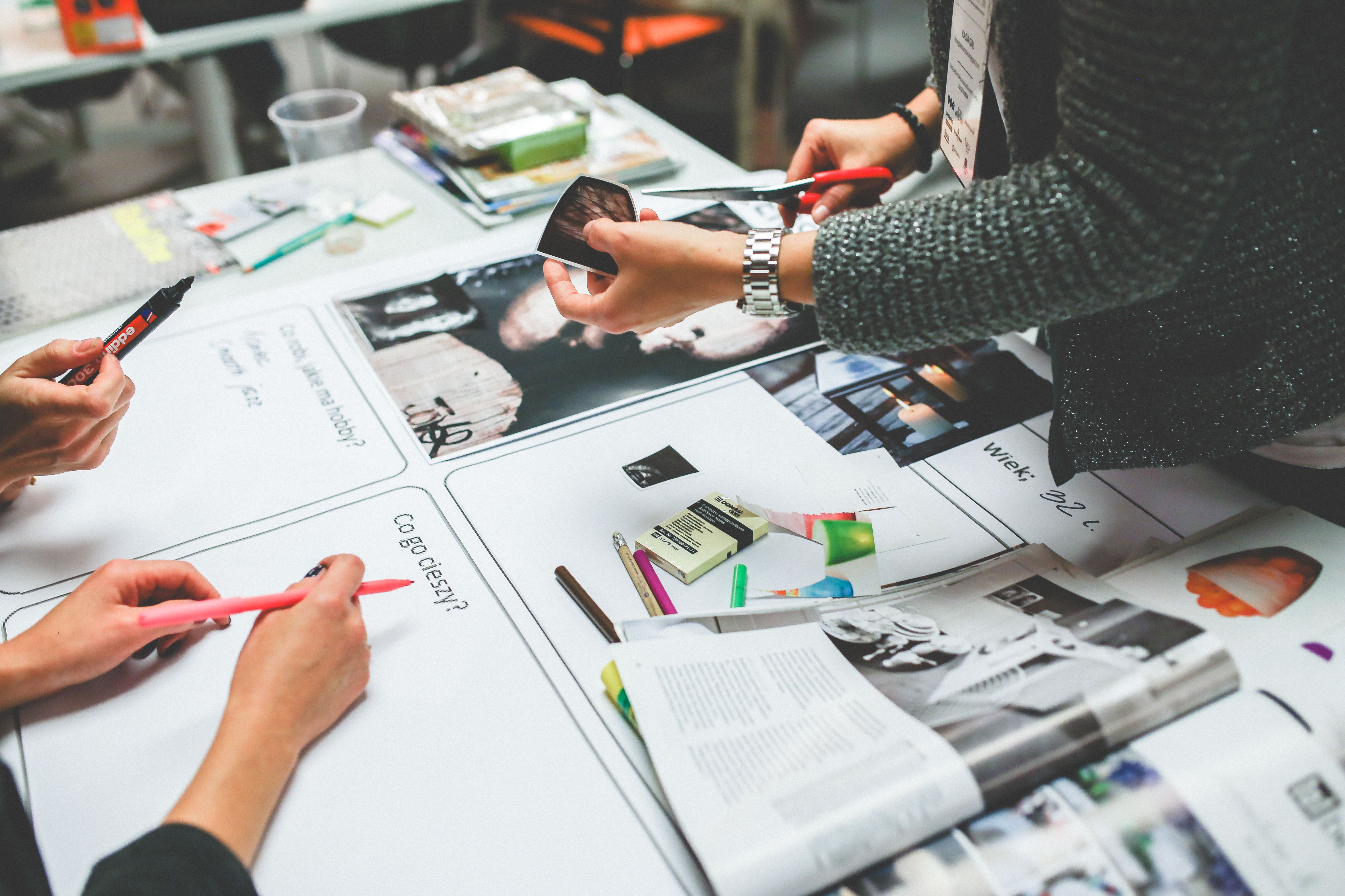 Especialista de una agencia de marketing de Buenos Aires planificando el calendario de contenidos del blog