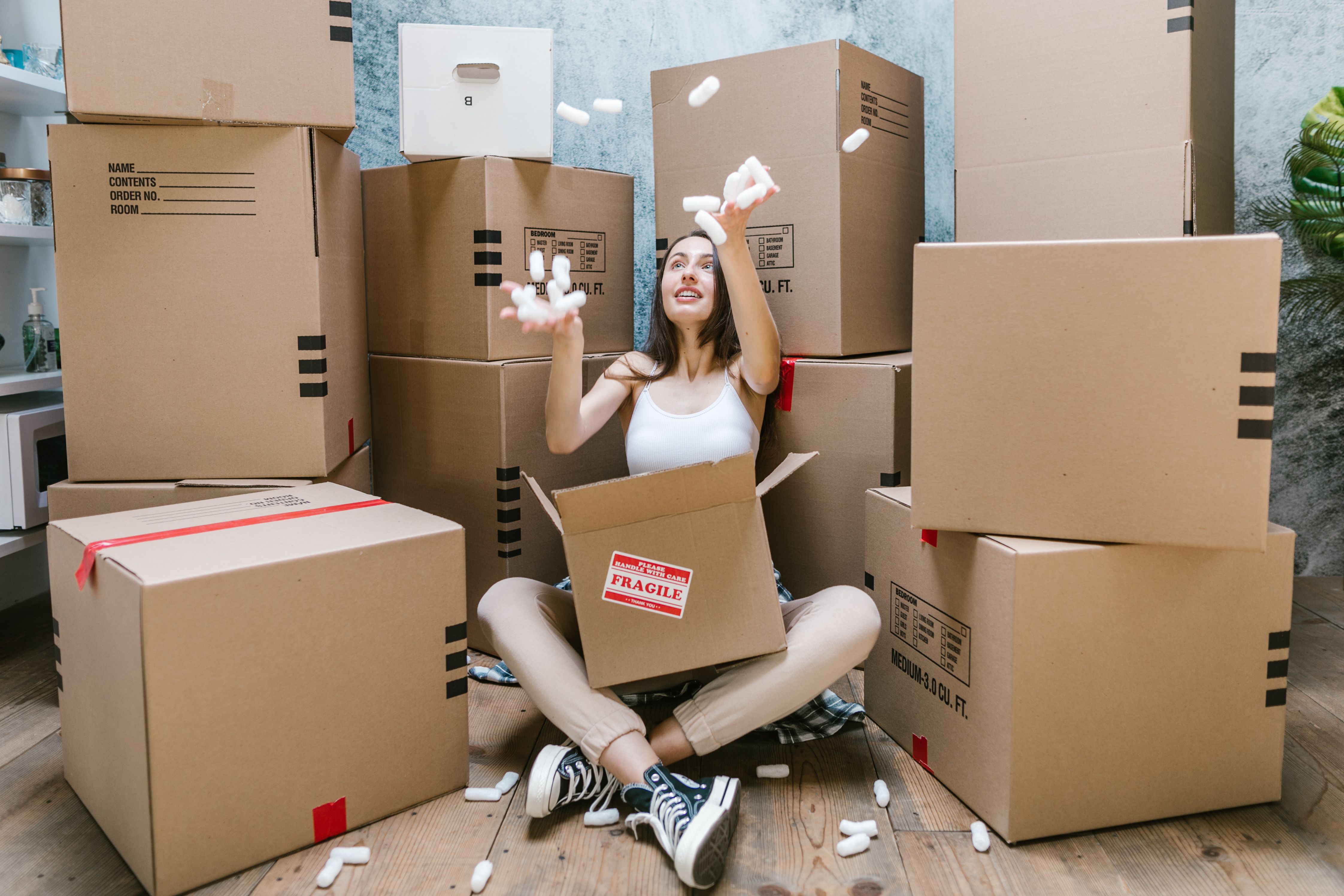 Familia recibiendo cajas y muebles en el interior de su nuevo departamento durante una mudanza en Buenos Aires