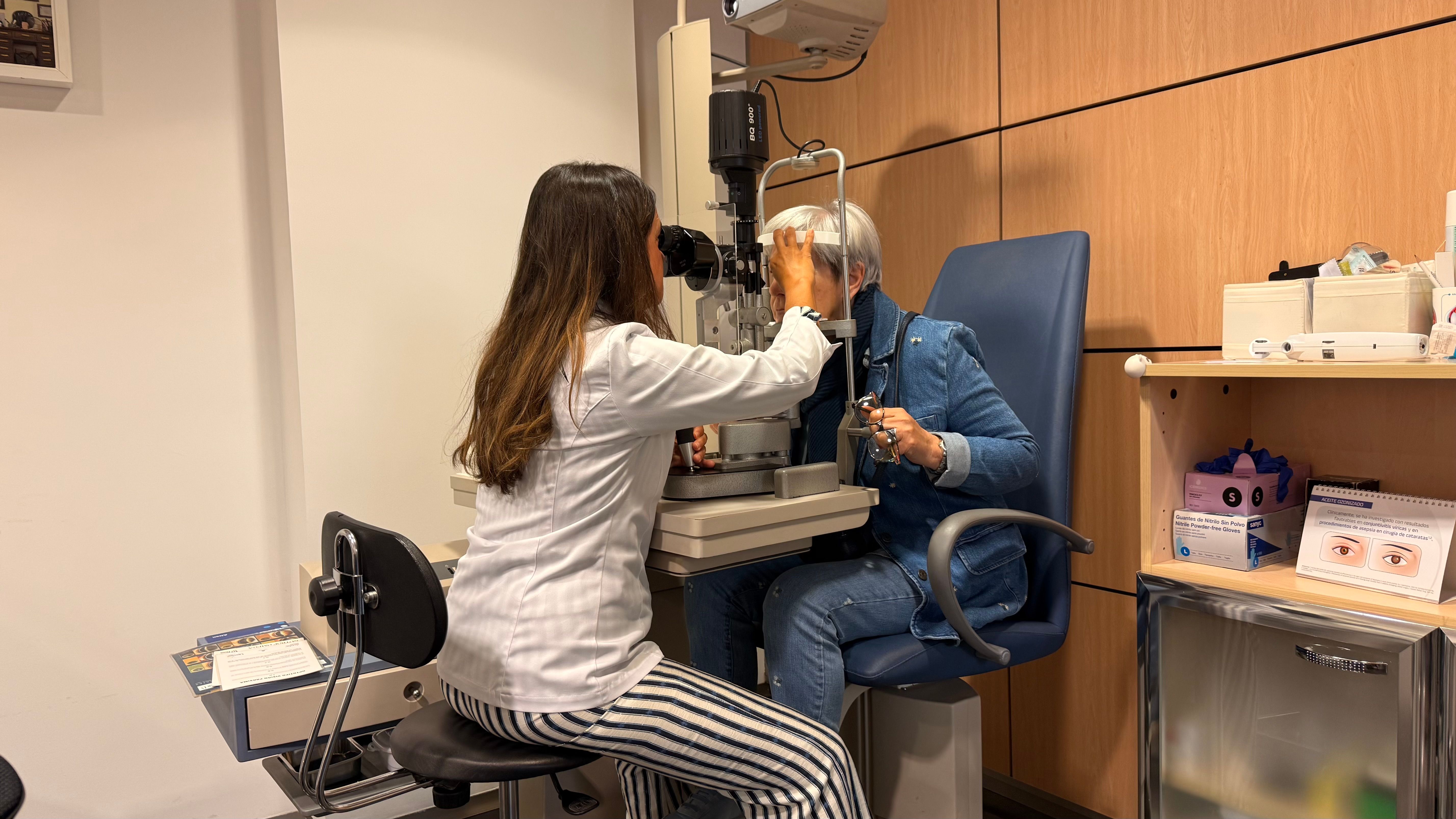 Paciente probando la corrección de su visión con un equipo de diagnóstico oftalmológico en un centro de salud visual de Buenos Aires