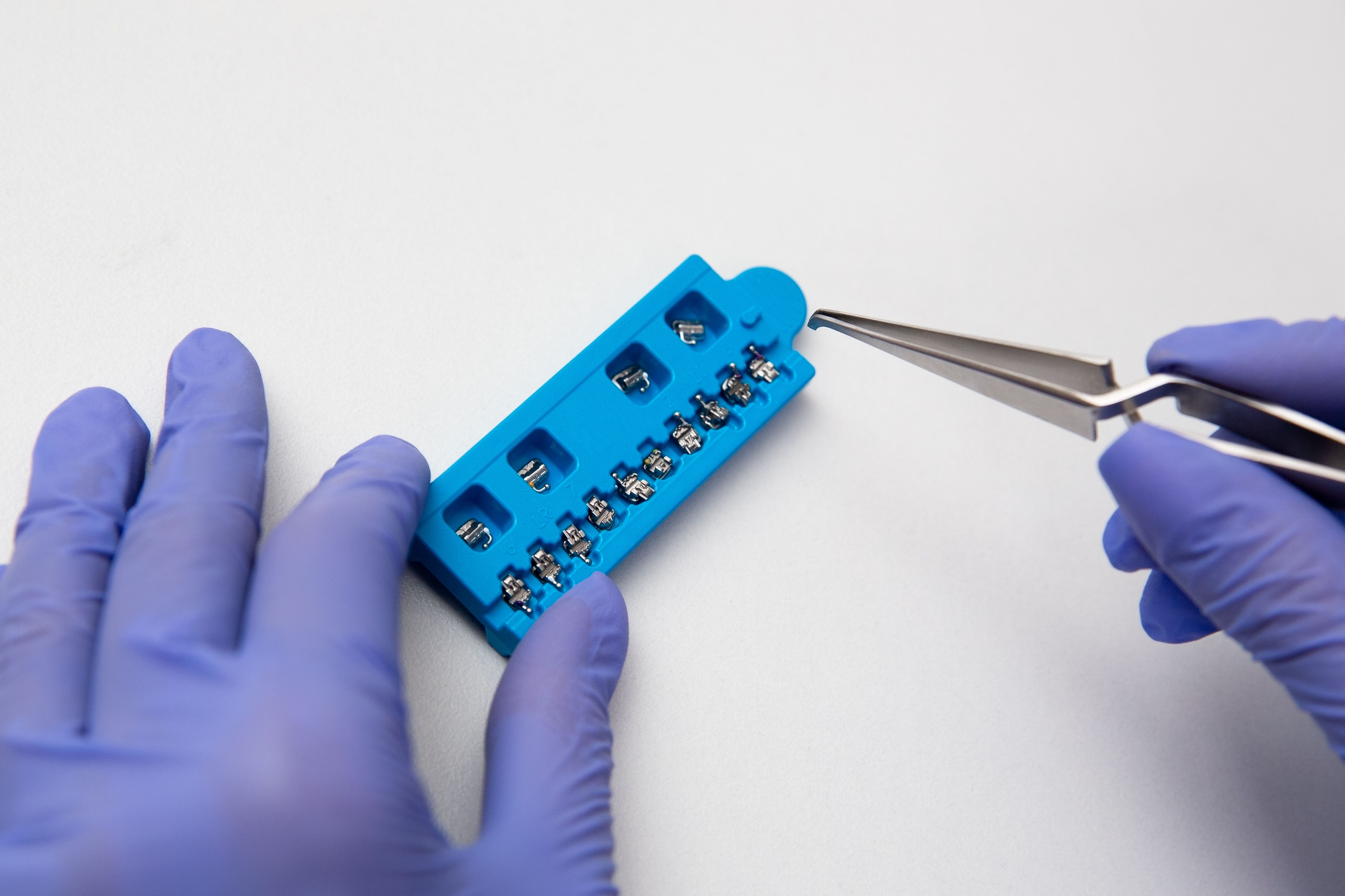 Ortodoncista colocando brackets a una paciente en un consultorio de ortodoncia en Buenos Aires