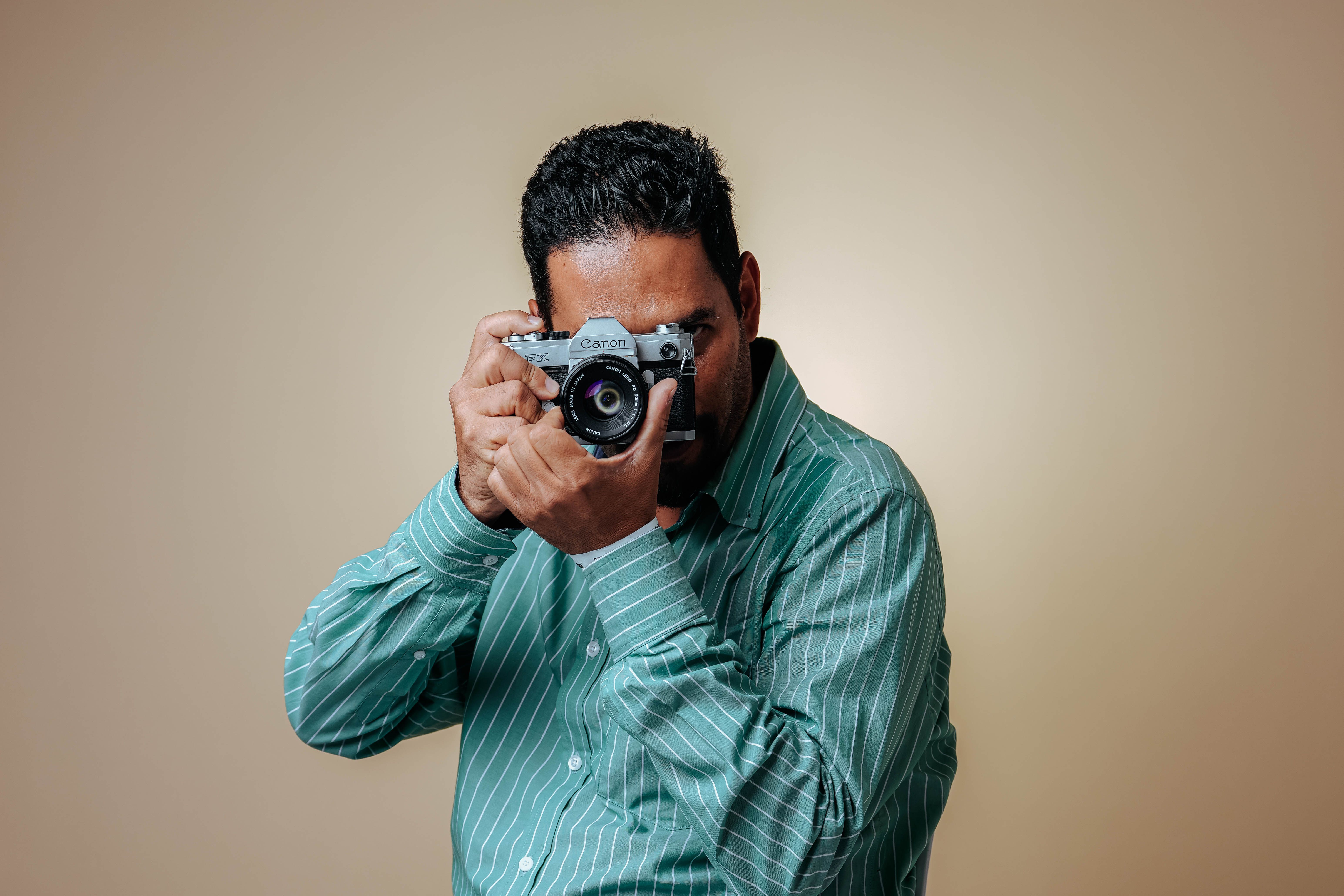 Fotógrafo profesional trabajando con su cámara durante una sesión en Buenos Aires con equipo de iluminación de estudio