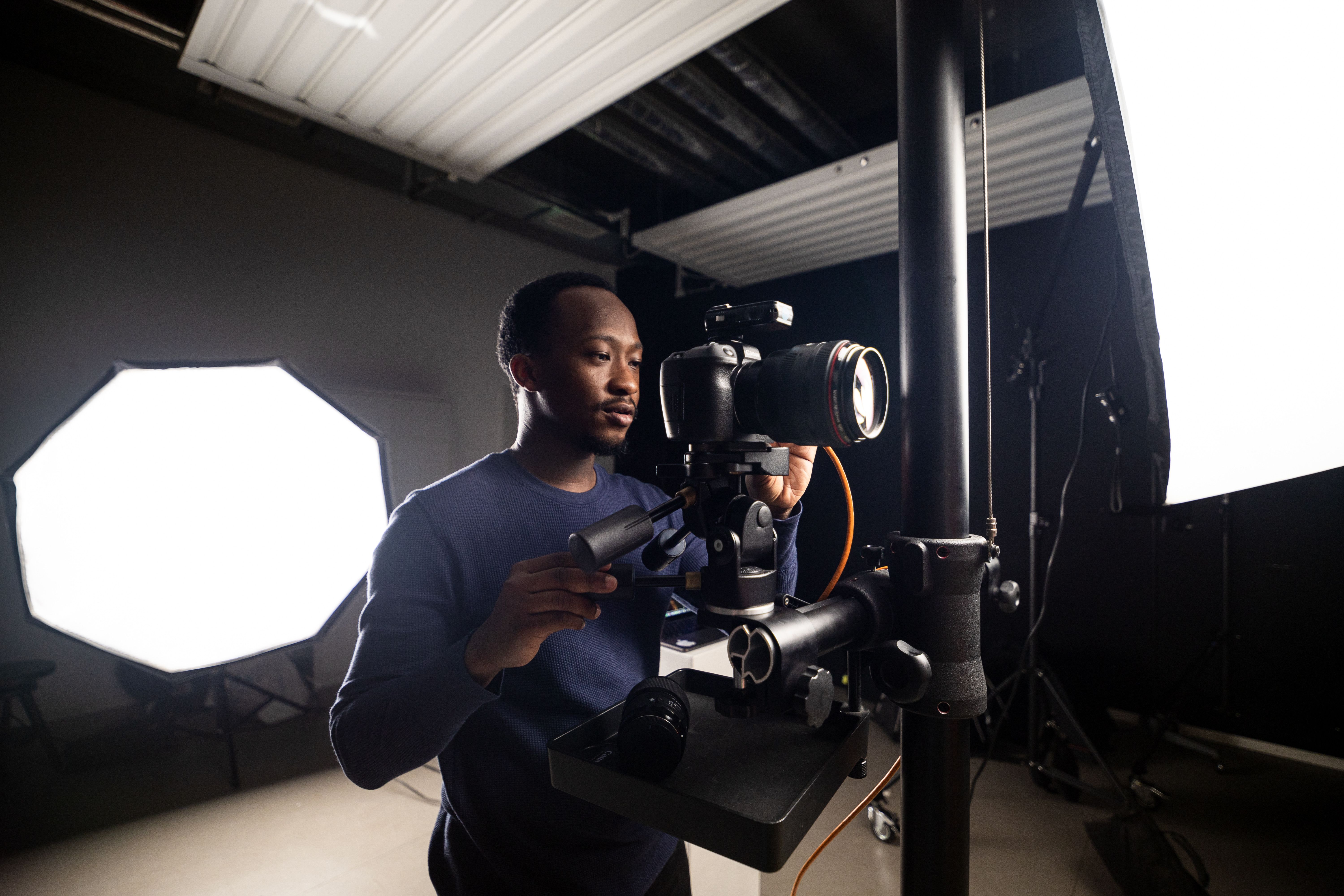 Fotógrafo profesional realizando una sesión de producto en un estudio de Buenos Aires con iluminación controlada