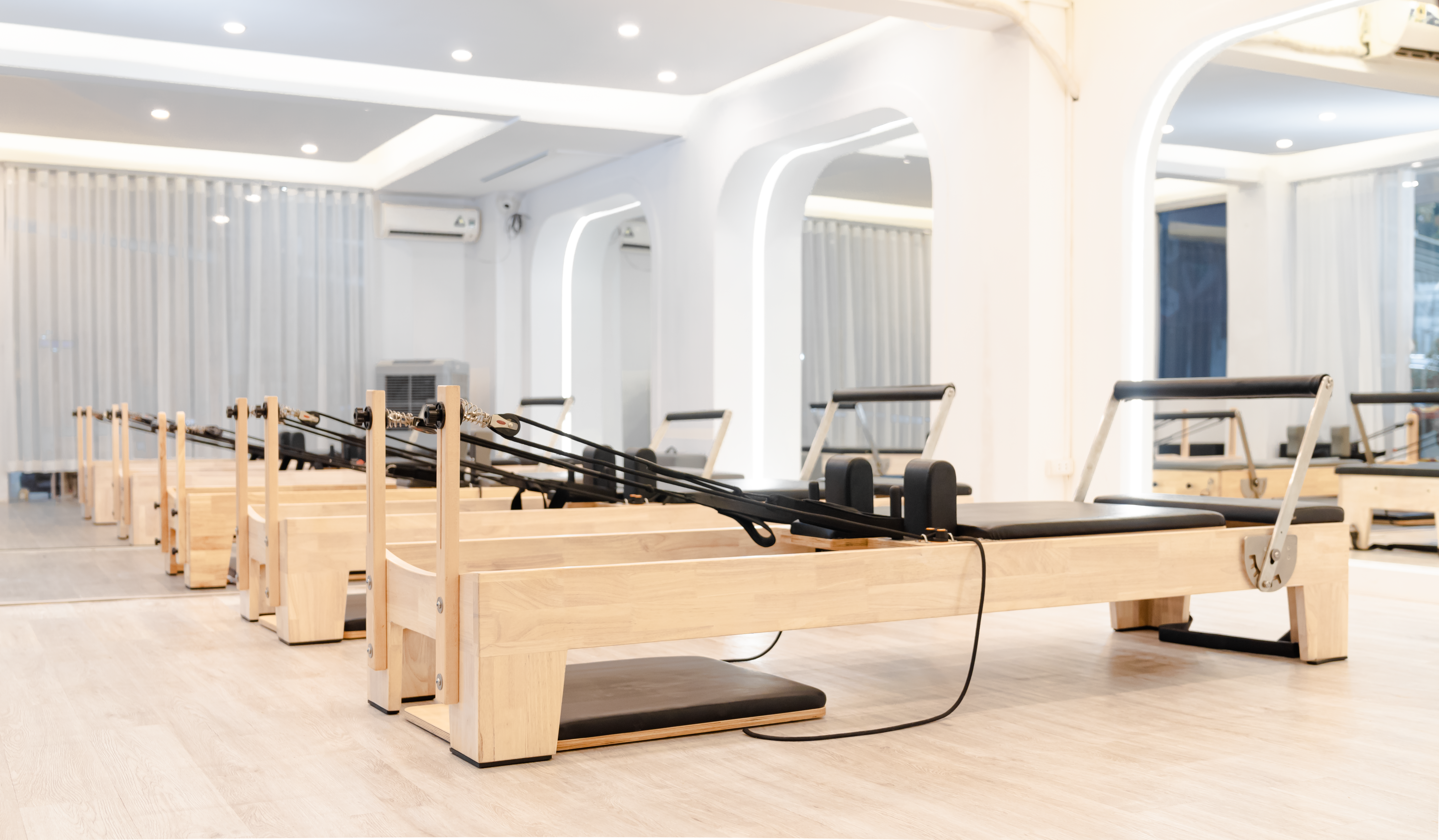 Alumna entrenando en una cama reformer en un estudio de pilates de Buenos Aires