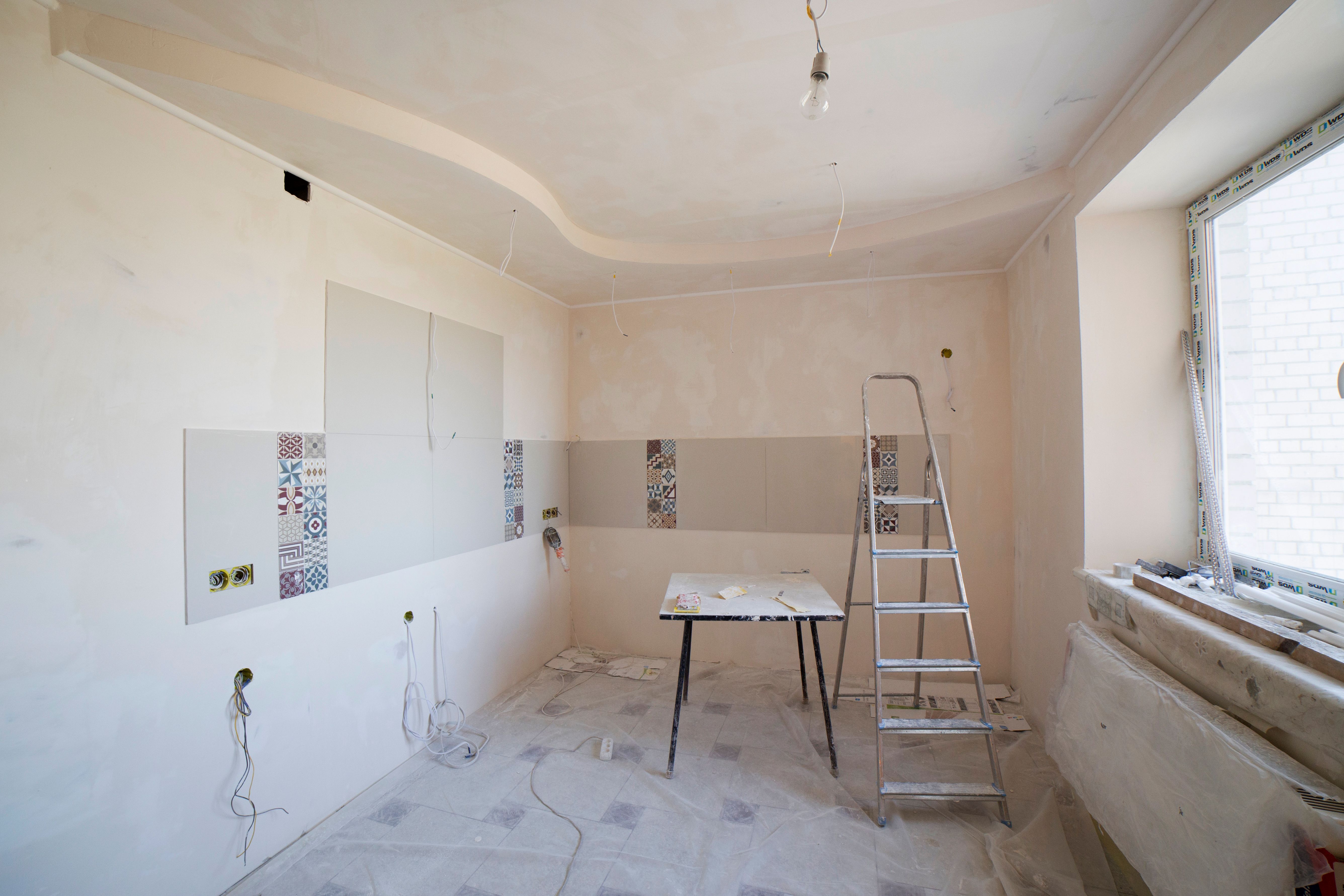 Equipo de una empresa de remodelación trabajando en la refacción integral de una cocina en un departamento de Buenos Aires