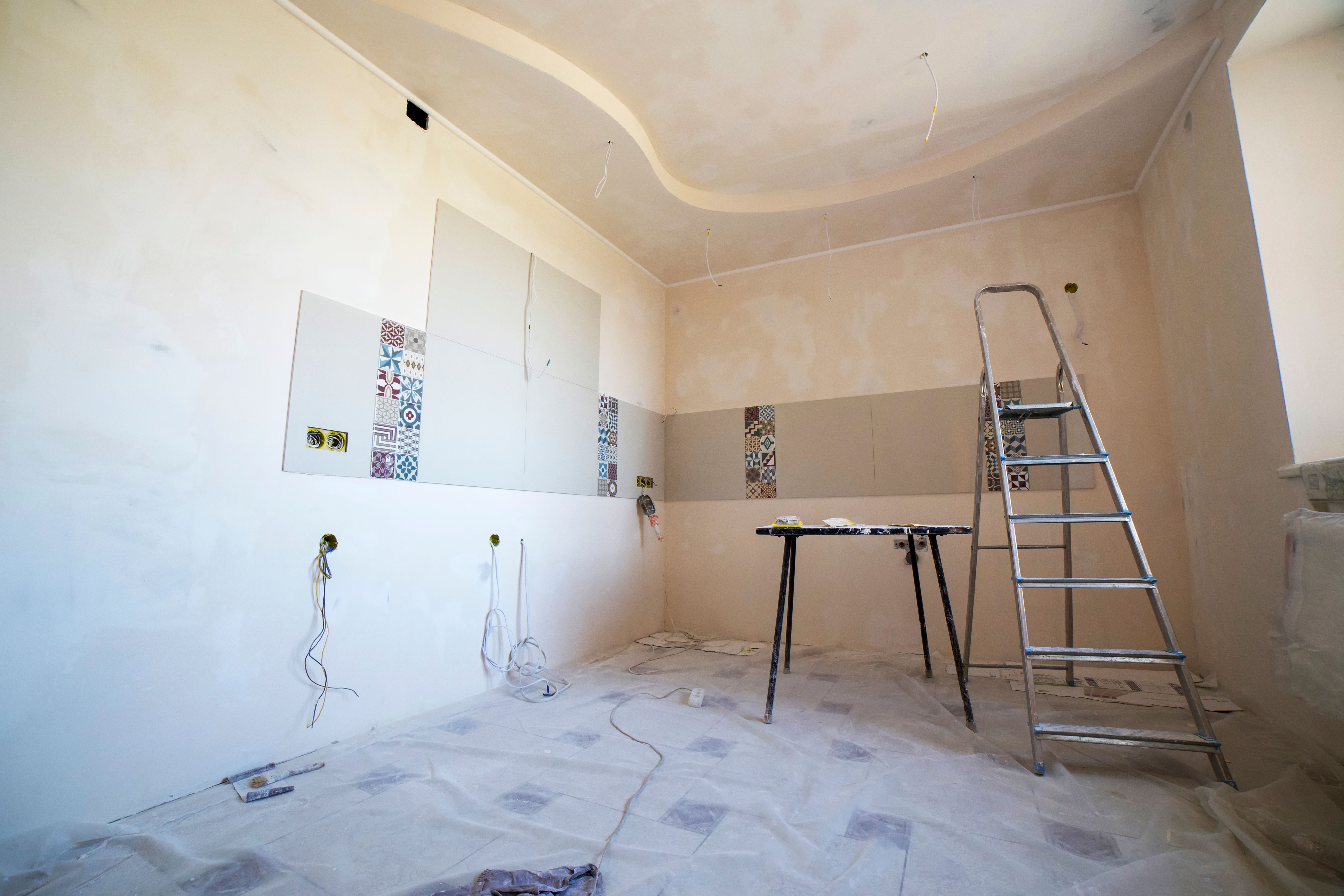 Baño completamente renovado por una empresa de remodelación en un departamento porteño, con revestimientos nuevos y grifería moderna