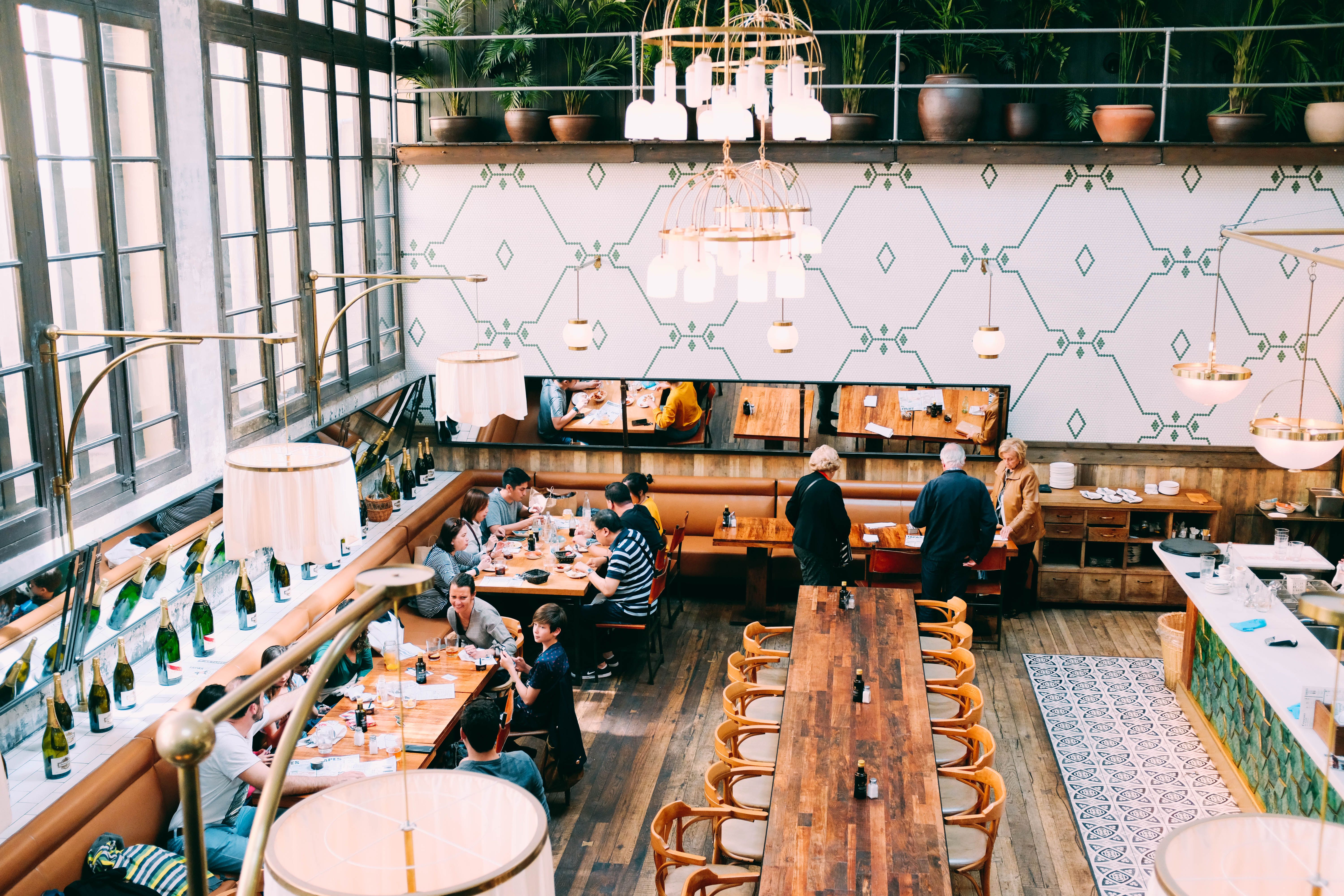 Interior de un restaurante porteño con mesas servidas y clientes cenando en Buenos Aires