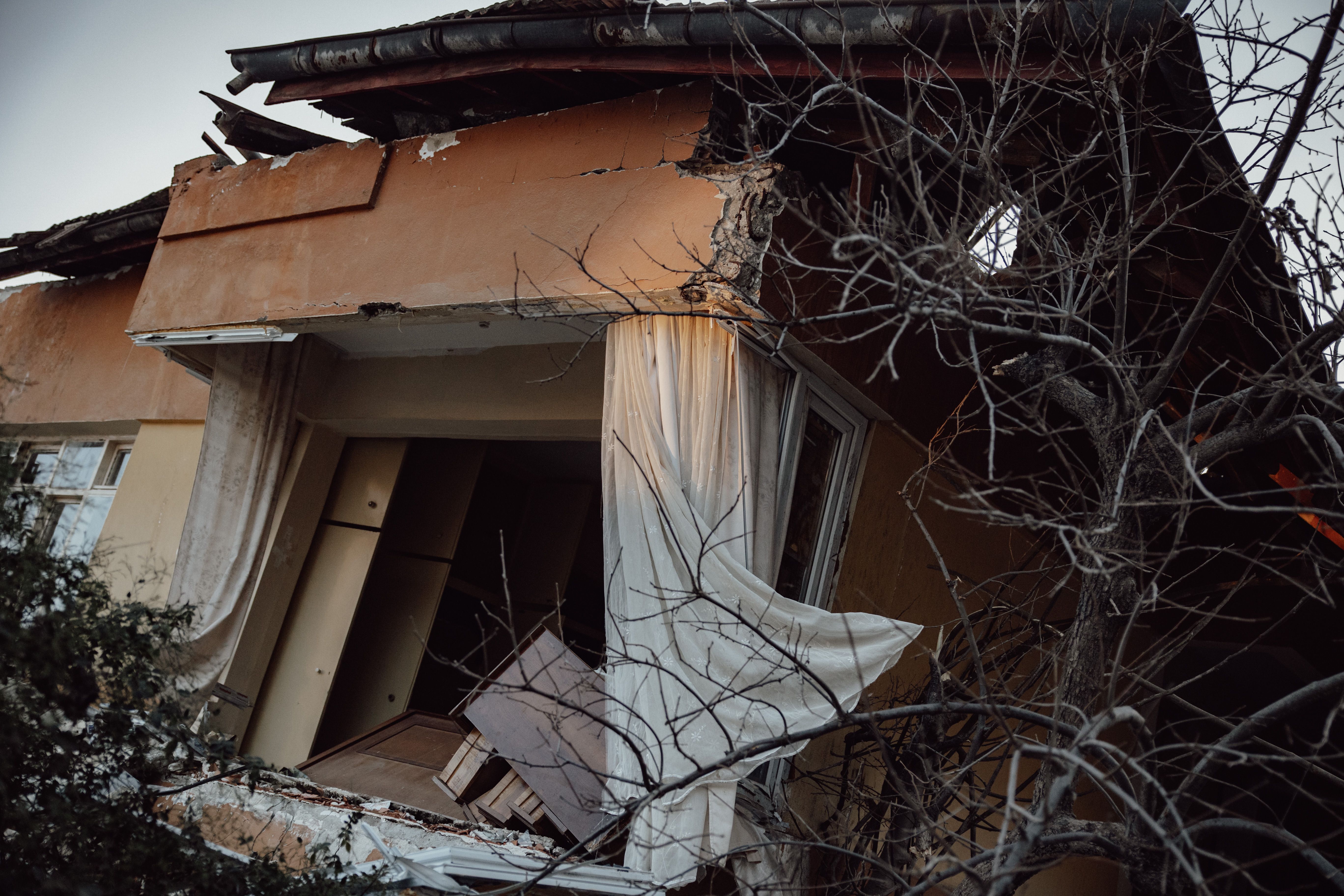 Técnico de una empresa de restauración de daños secando un ambiente inundado en una vivienda de Buenos Aires