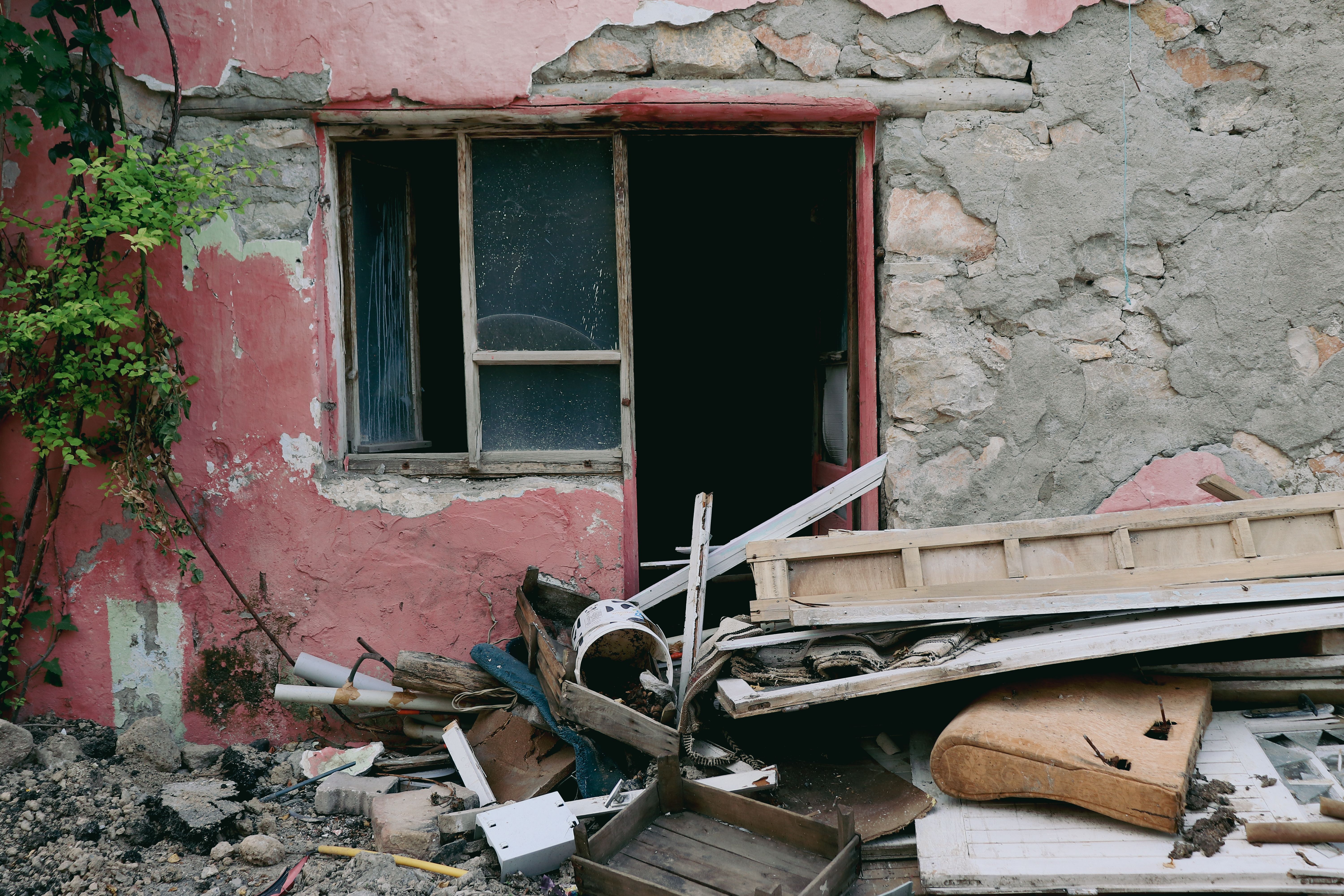 Equipos profesionales de deshumidificación y secado trabajando en una vivienda de Buenos Aires tras una inundación